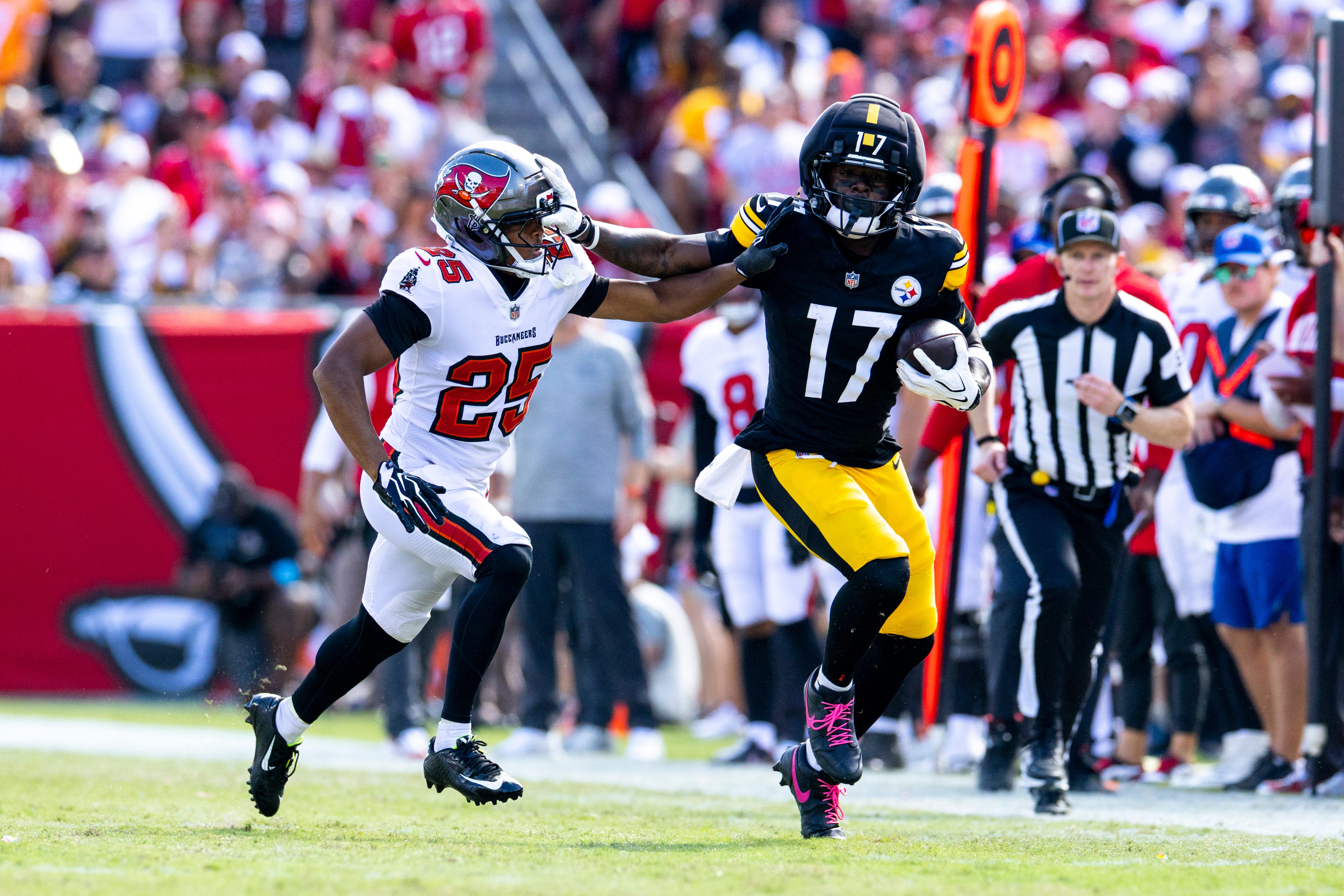 Germie Bernard comemora um touchdown pelos Steelers.
