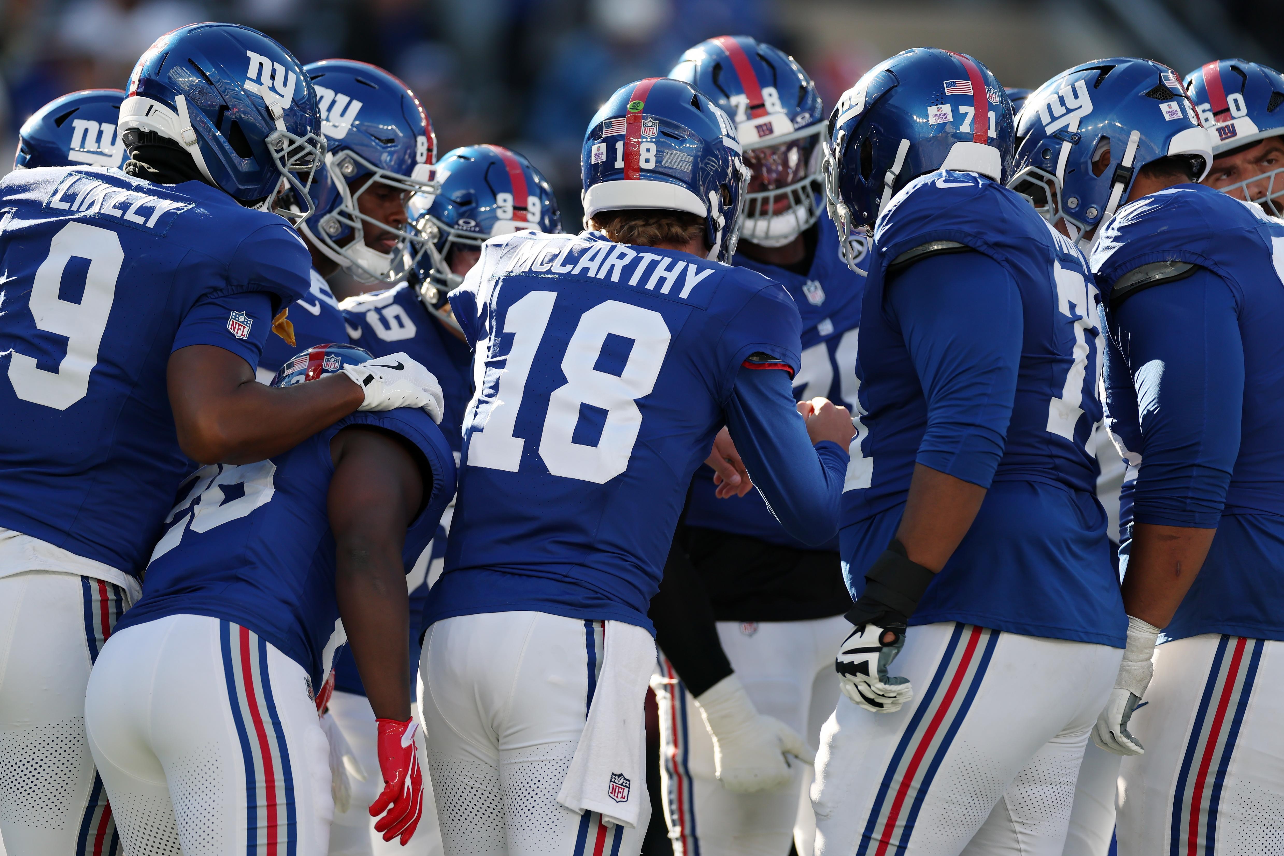 Jogadores dos Giants reunidos em campo durante uma partida.