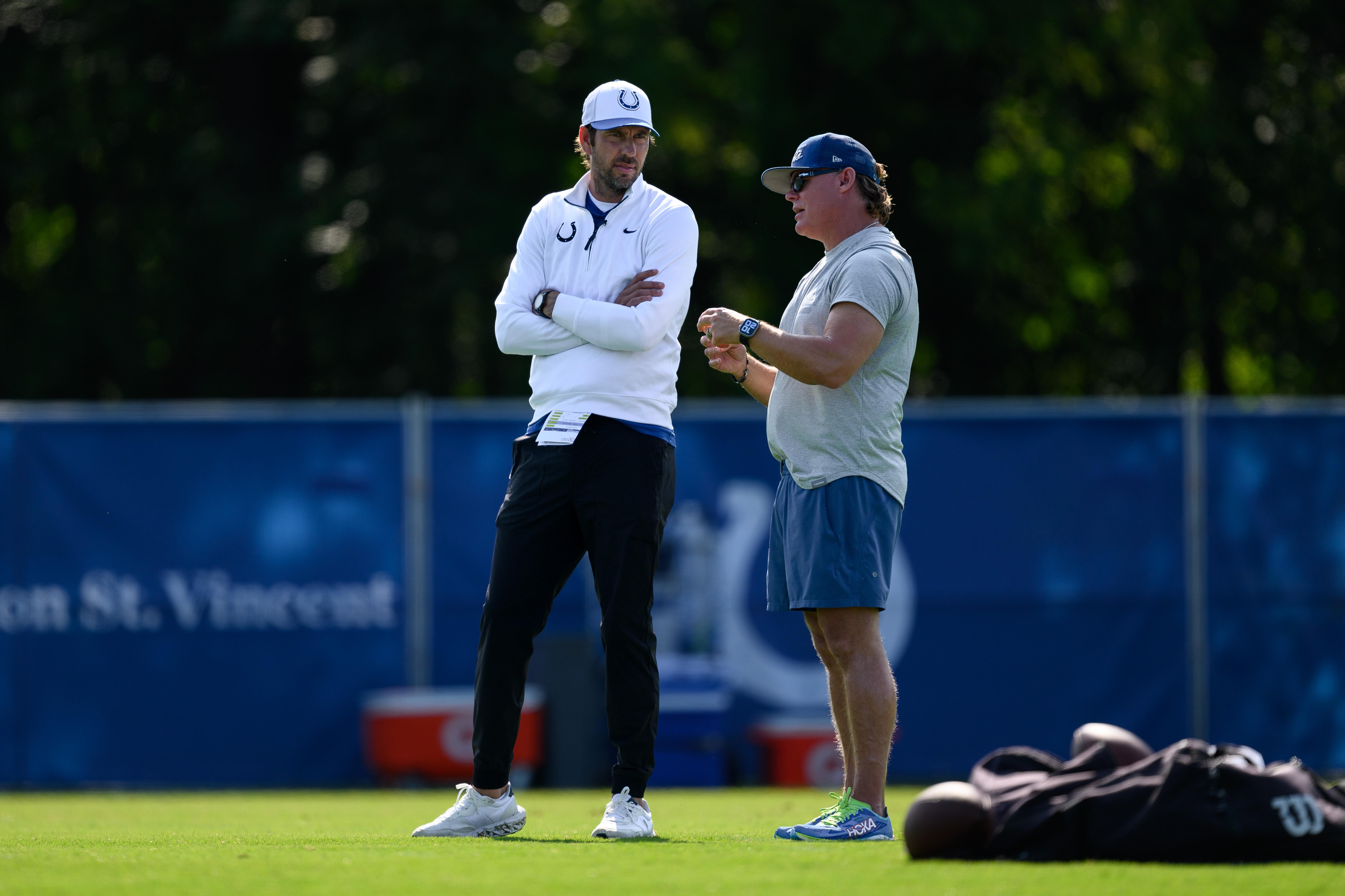 Chris Ballard e Shane Steichen conversam durante treino dos Colts em imagem de arquivo.