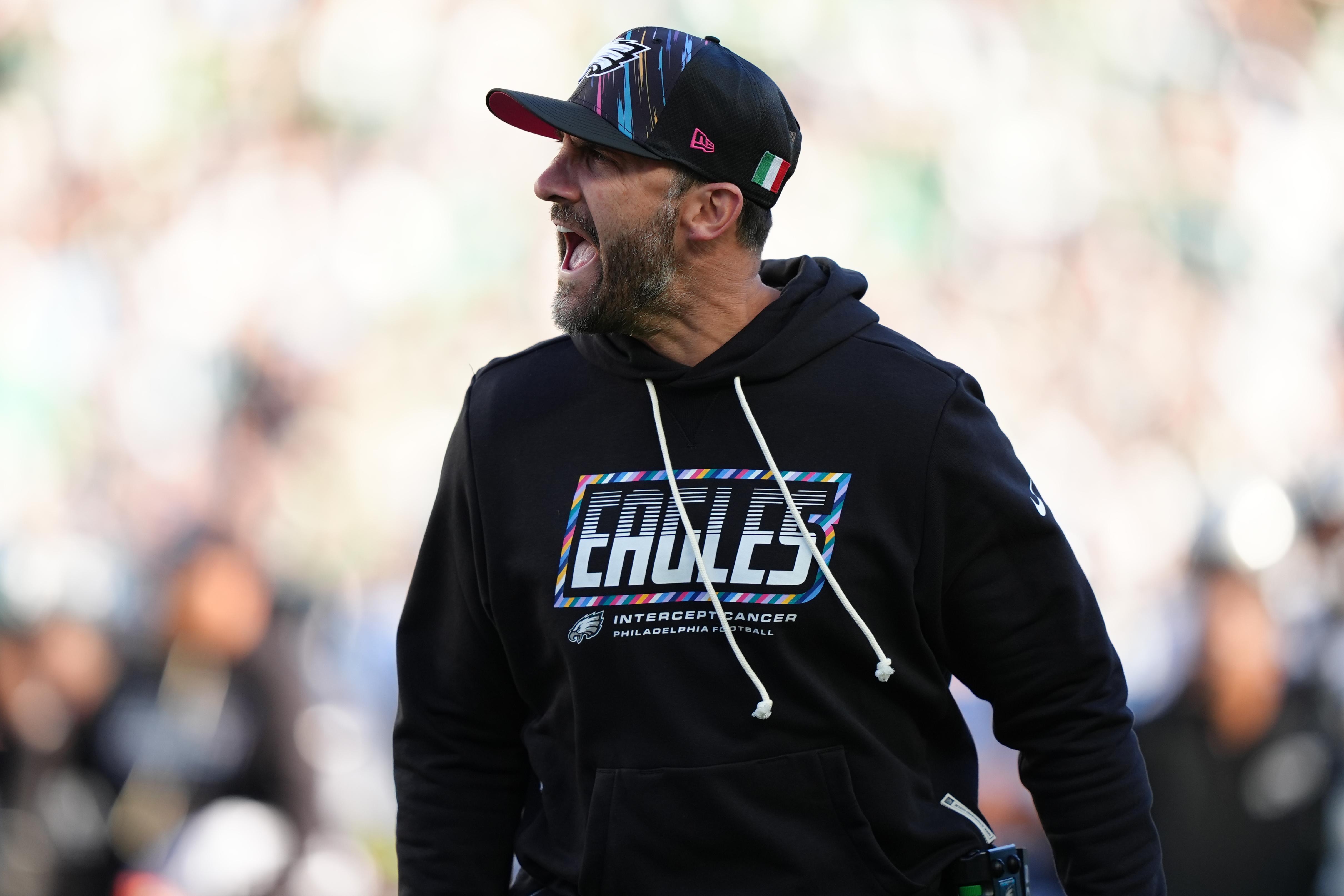 Nick Sirianni acompanha uma partida do Philadelphia Eagles.
