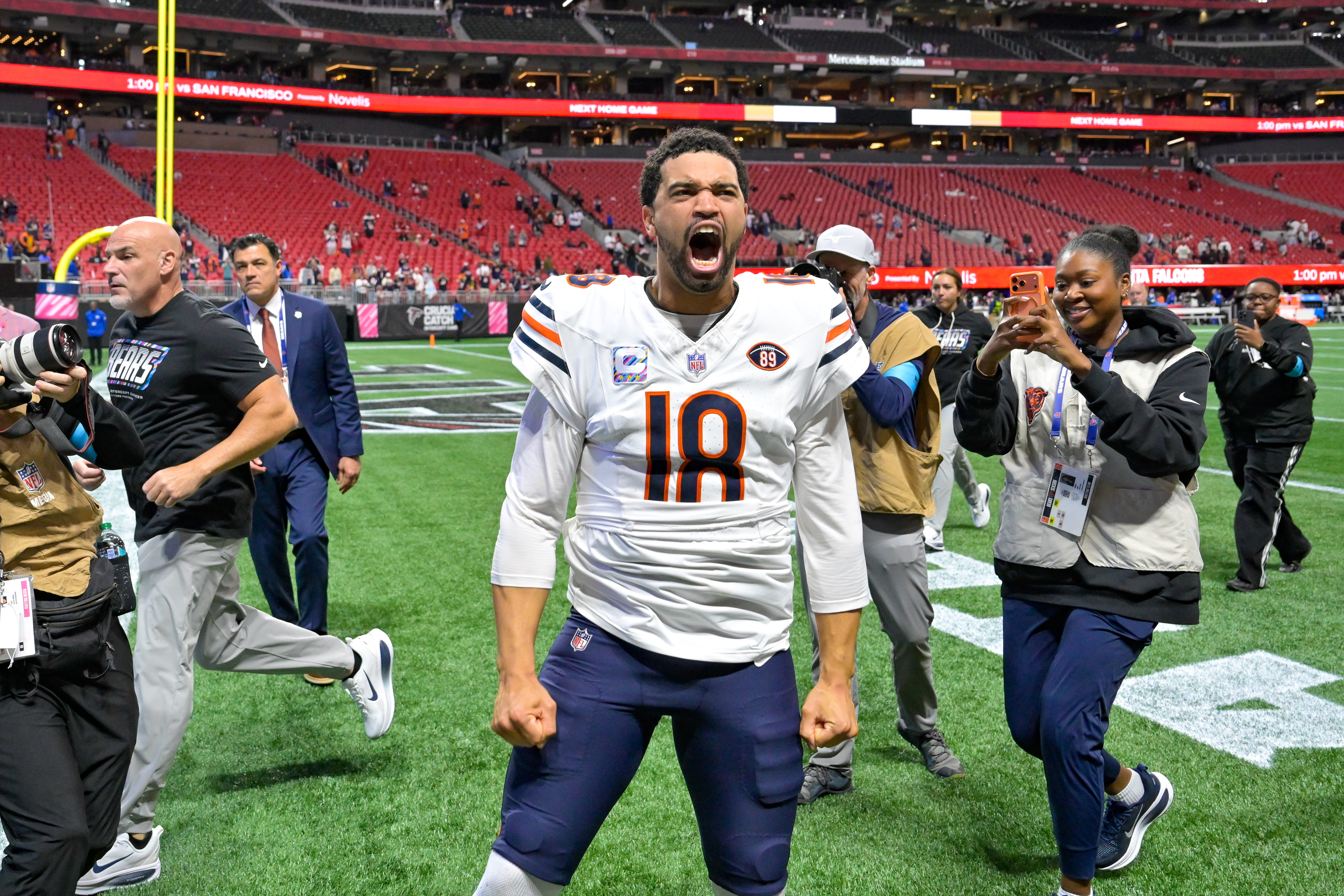 Caleb Williams comemora após a vitória dos Bears em Atlanta.