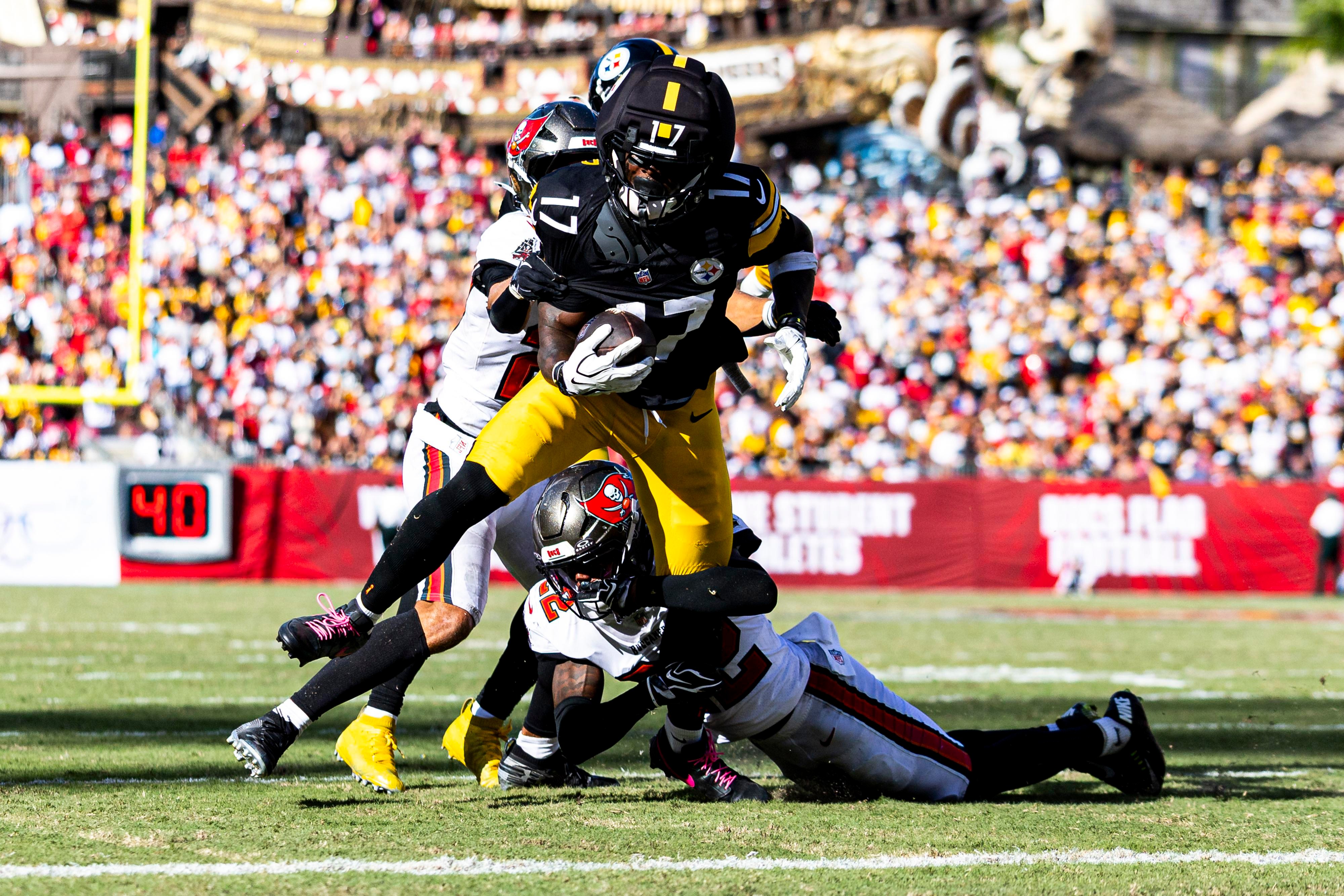 Germie Bernard avança com a bola pelos Steelers.