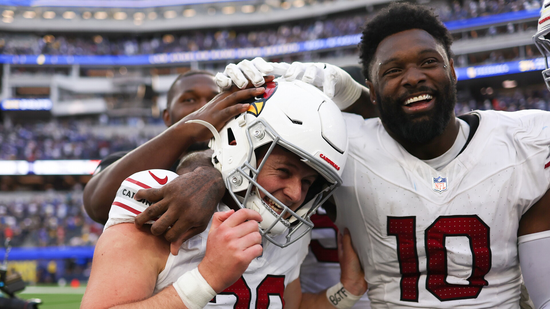 Chad Ryland e Josh Sweat, do Arizona Cardinals, comemoram o field goal da vitória sobre o Los Angeles Rams.