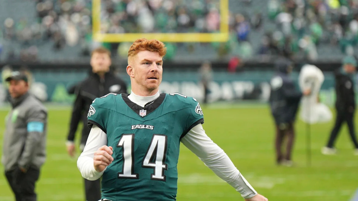 Andy Dalton com o uniforme de treino dos Eagles.