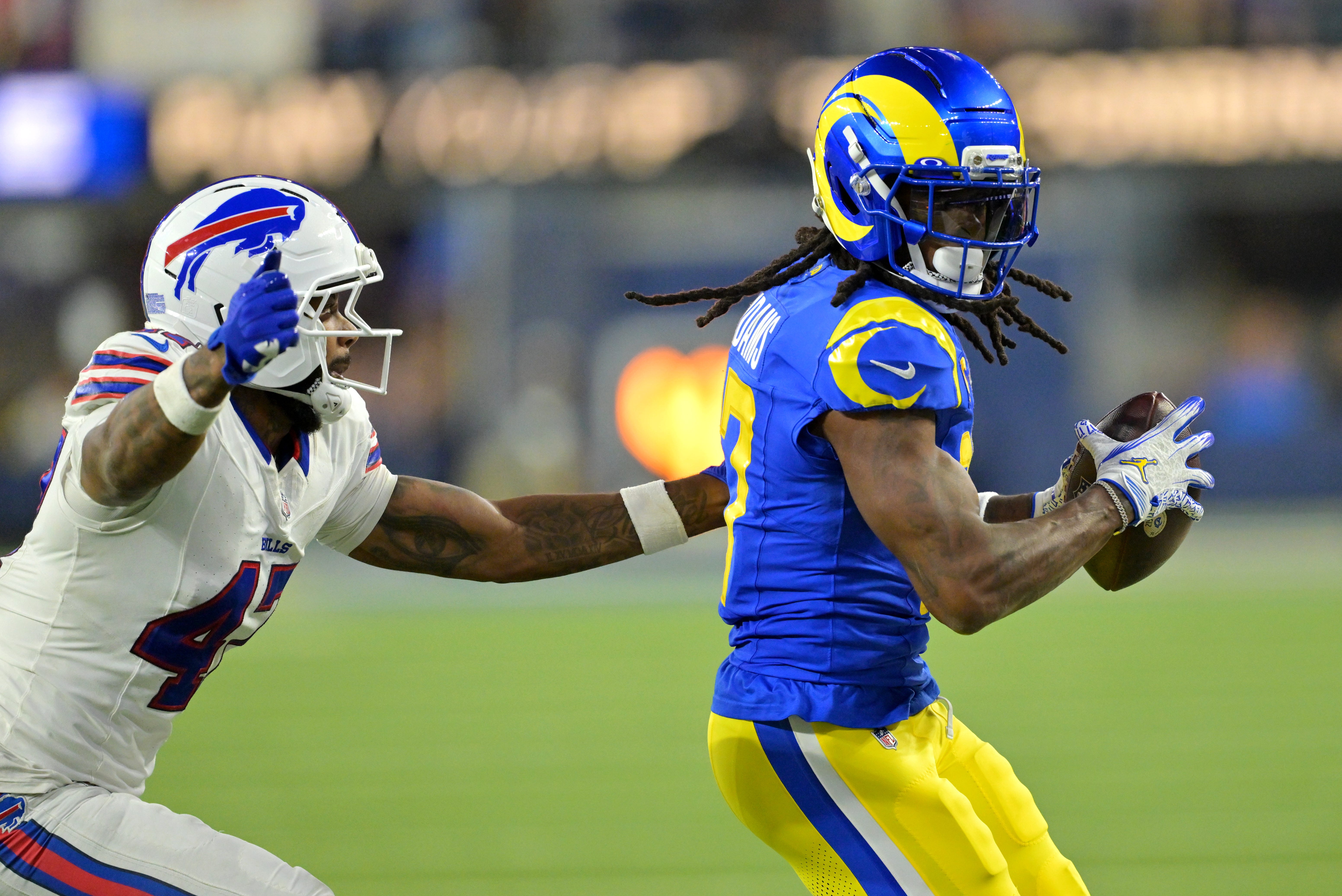 Davante Adams carrega a bola pelos Rams em imagem de arquivo.