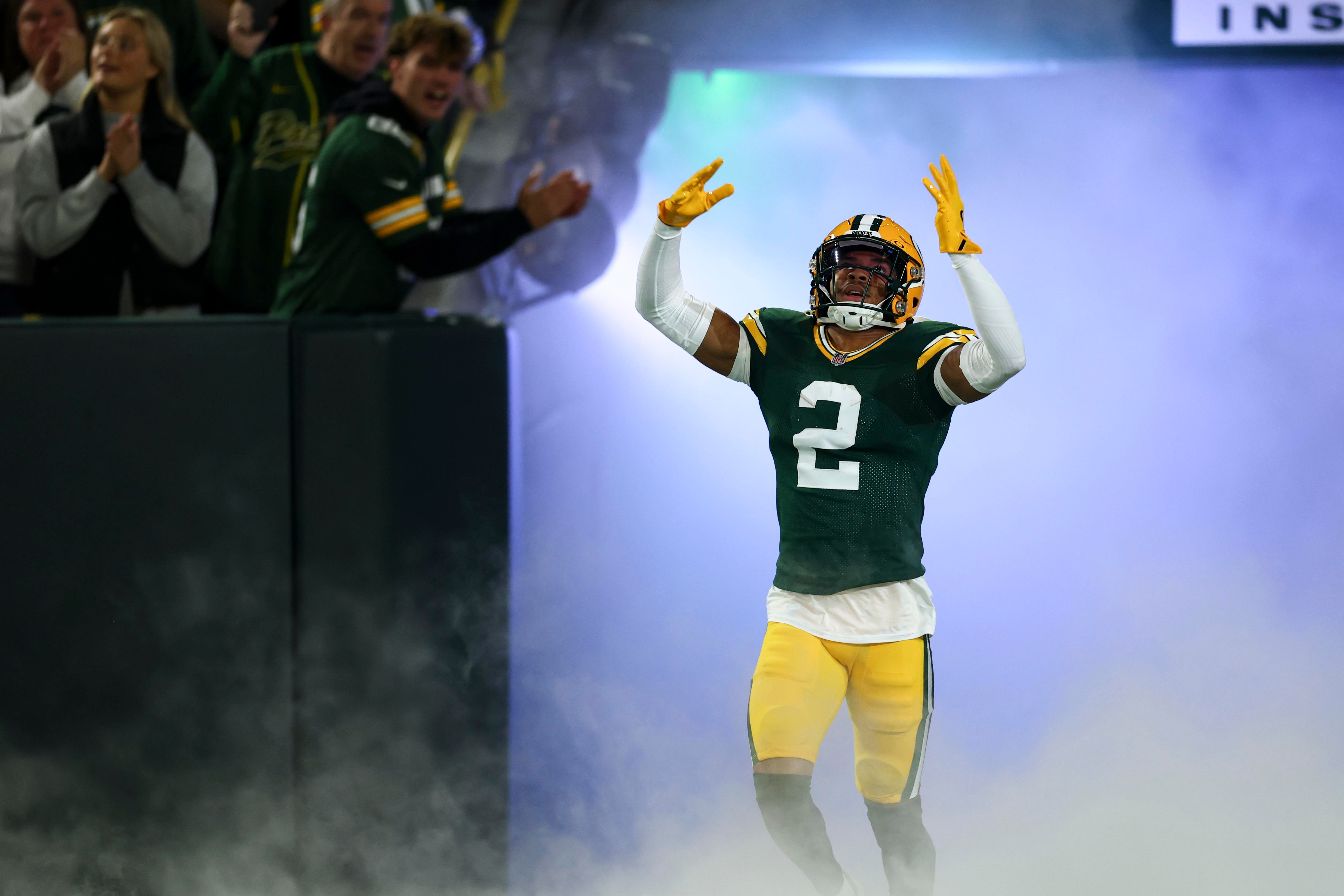 Jogador dos Packers entra em campo antes de uma partida.