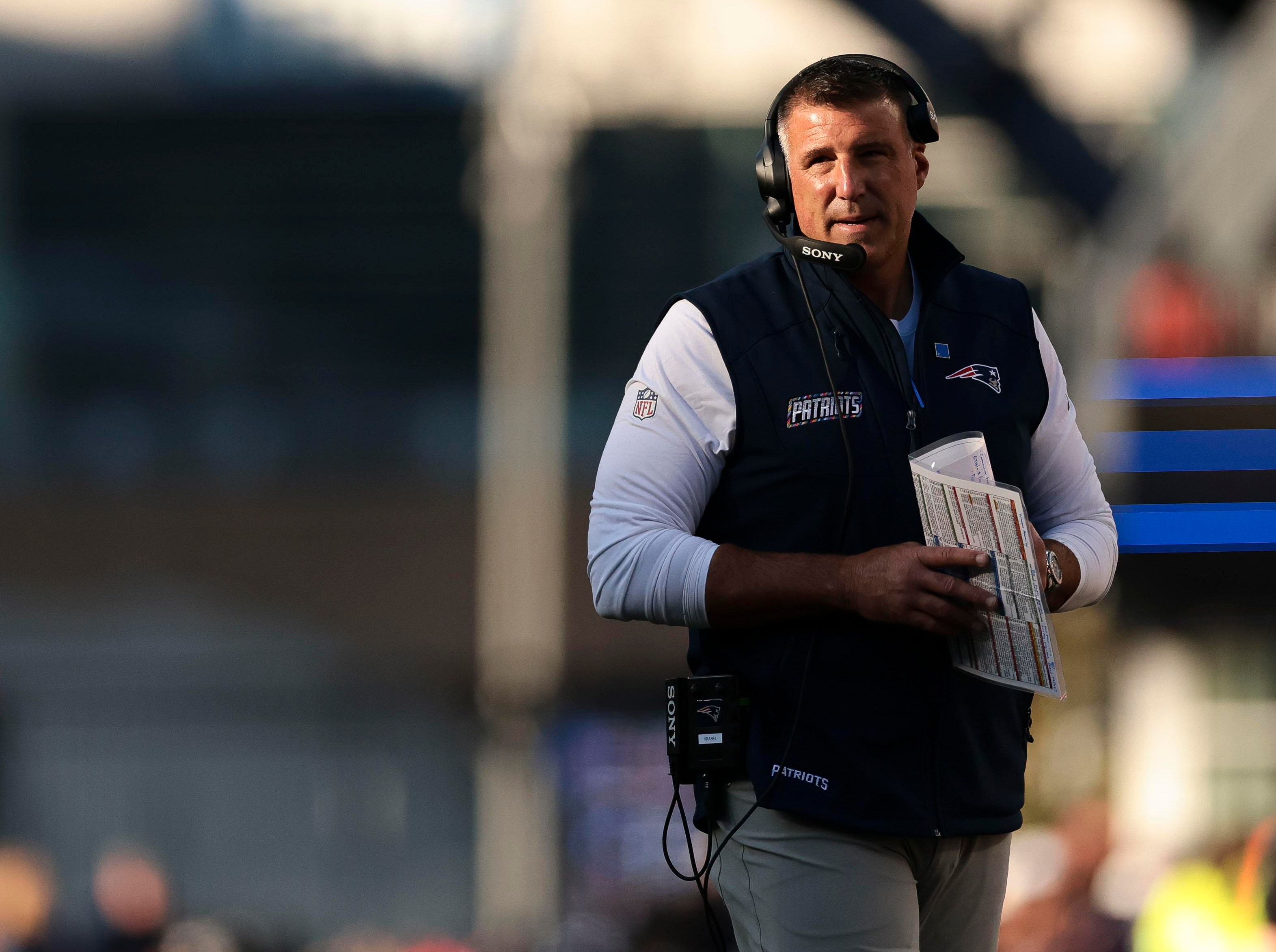 Mike Vrabel acompanha uma partida dos Patriots na lateral do campo.