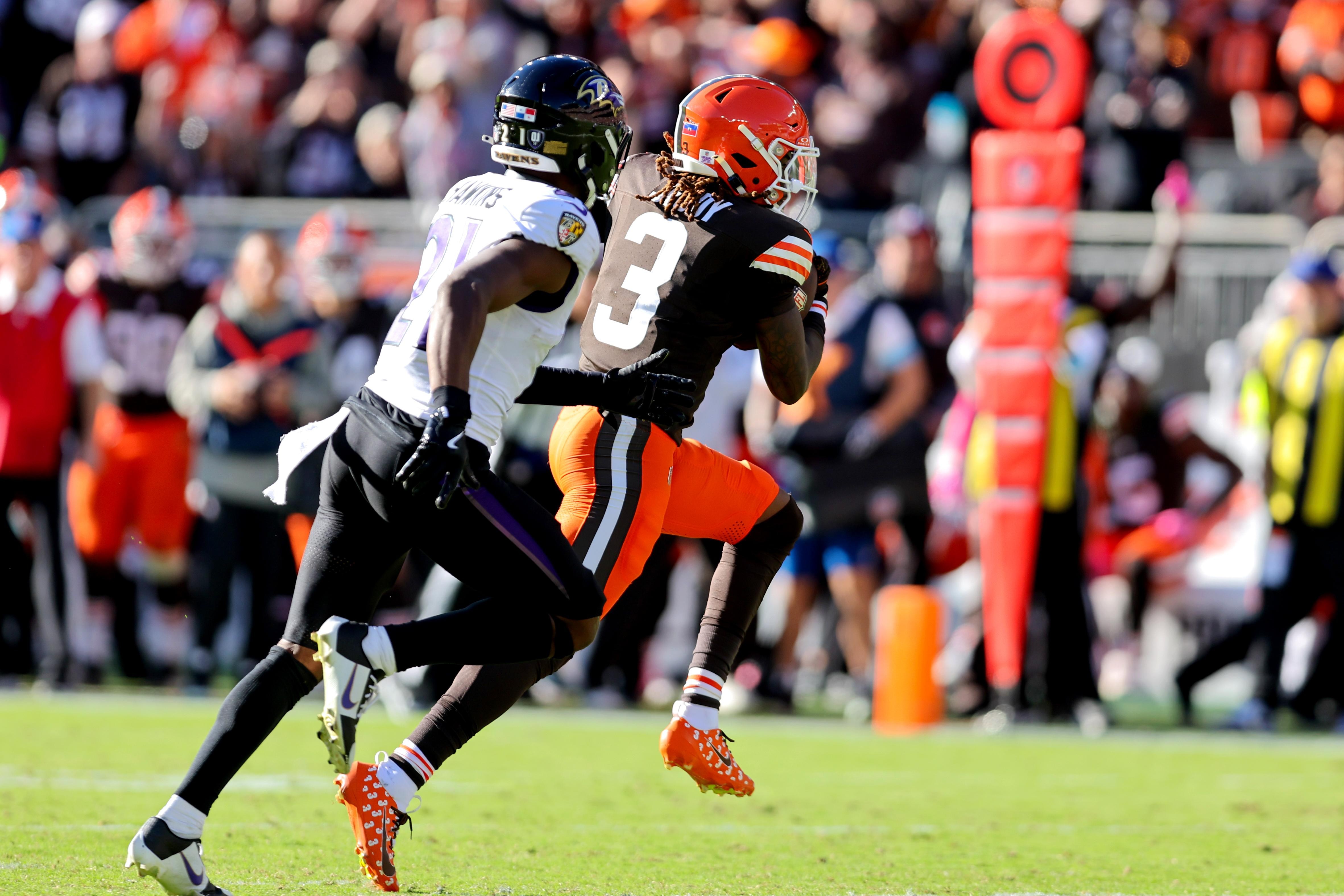 Jerry Jeudy avança após uma recepção pelos Browns.