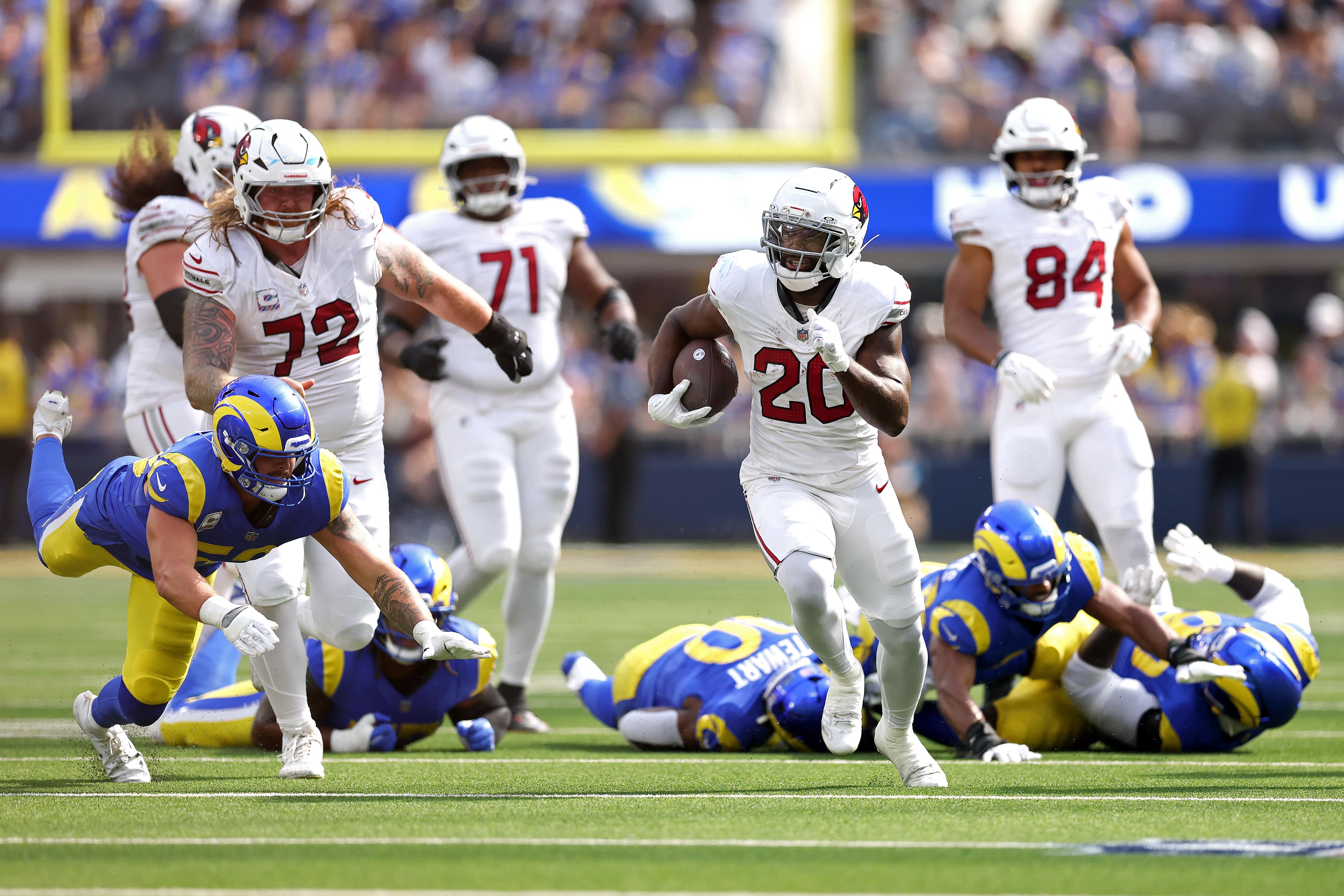 Bam Knight corre pelos Cardinals durante o confronto com os Rams.