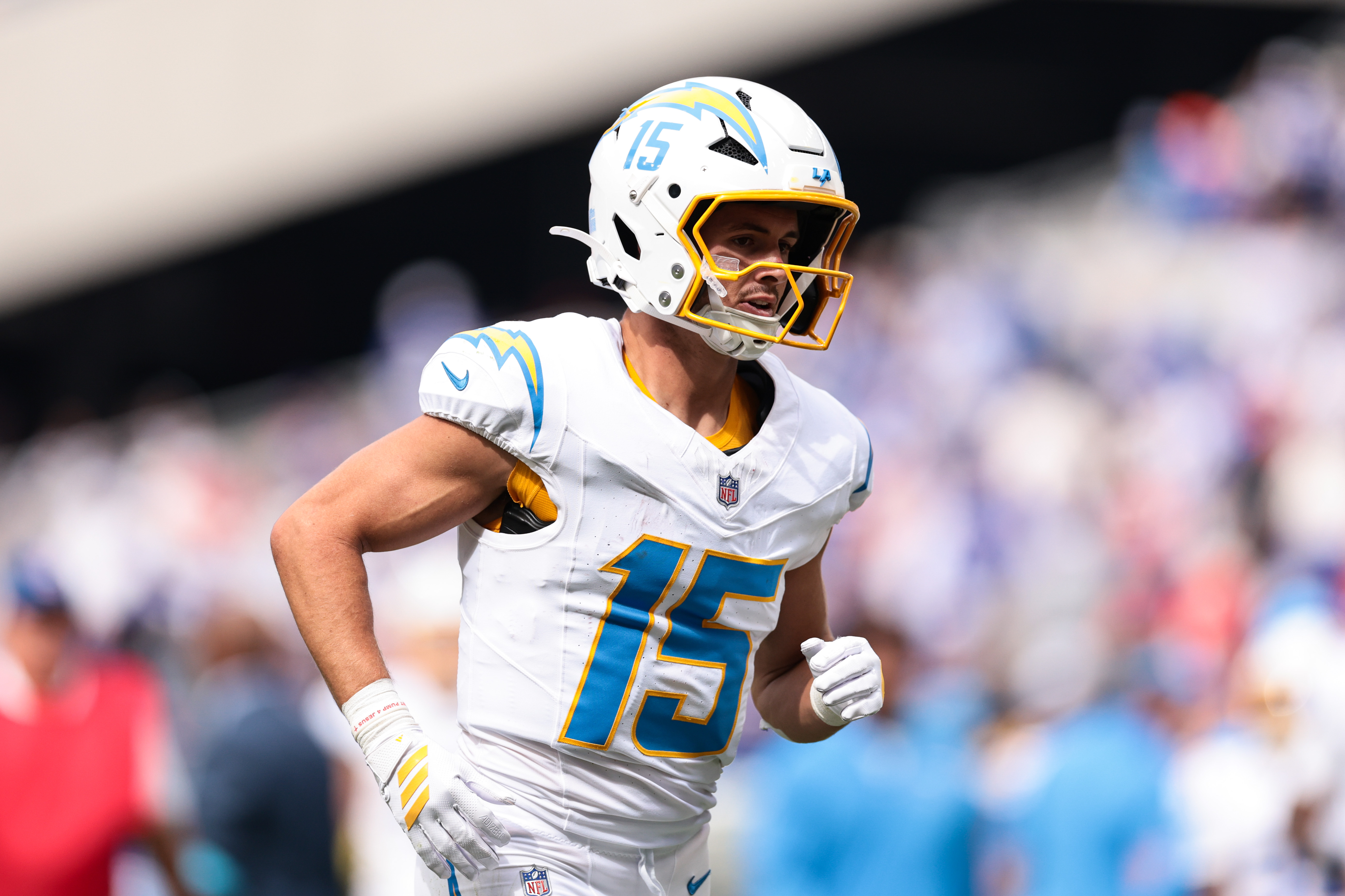 Ladd McConkey com o uniforme do Los Angeles Chargers.