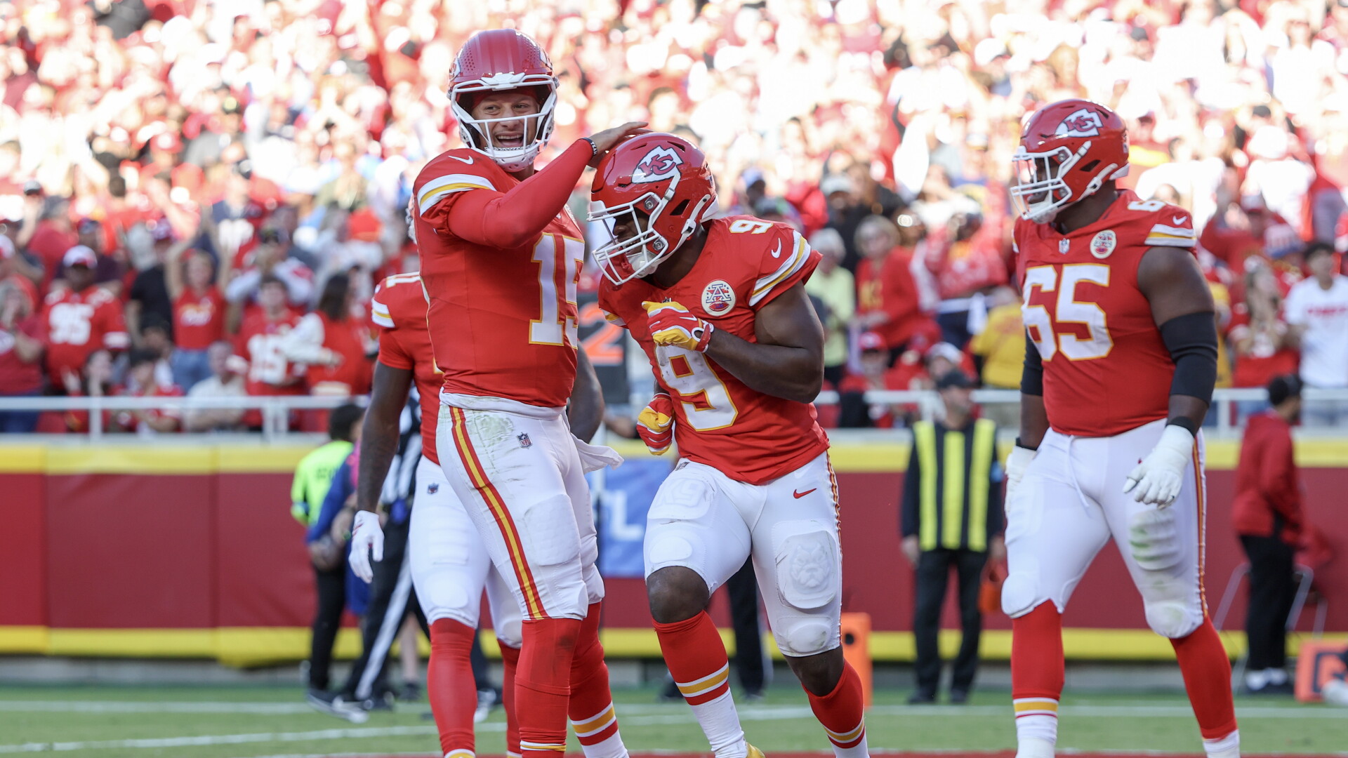 Kenneth Walker III comemora um touchdown com Patrick Mahomes e companheiros do Kansas City Chiefs.
