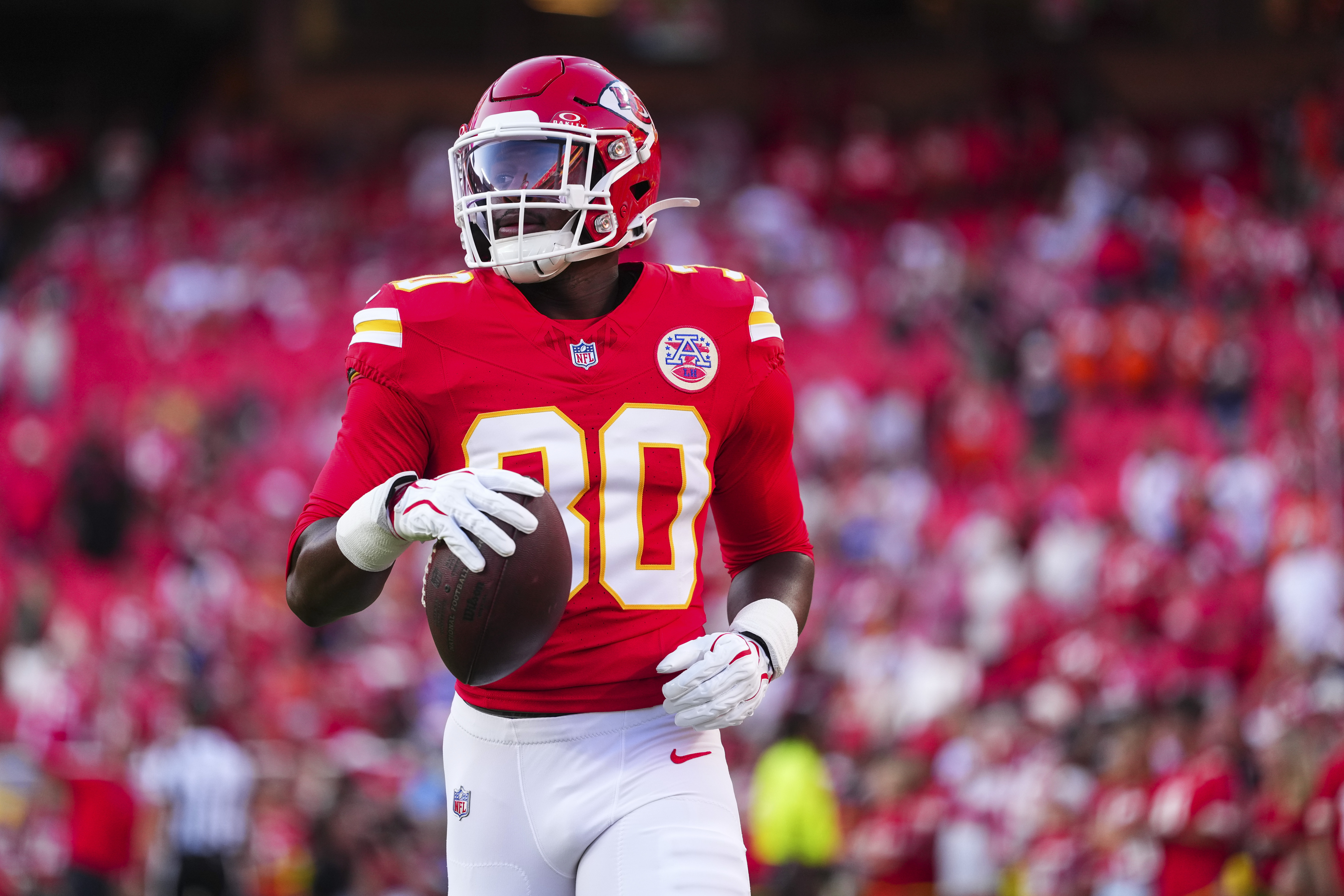 Christian Roland-Wallace com o uniforme dos Chiefs.