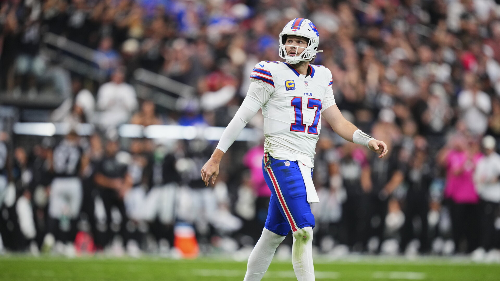 Josh Allen, quarterback do Buffalo Bills, durante a partida contra o Las Vegas Raiders.