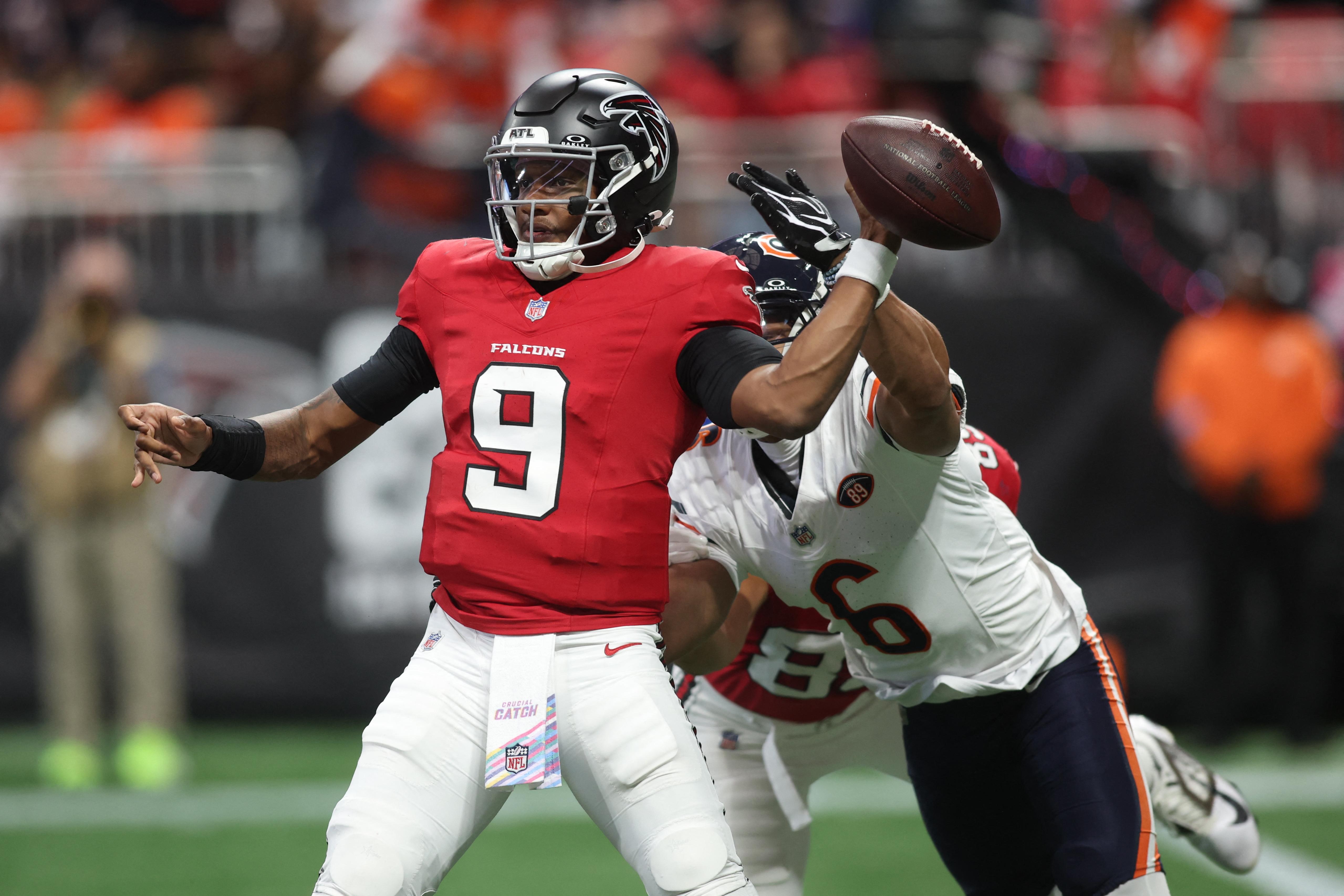 Kyler Gordon pressiona Michael Penix Jr. durante o jogo entre Bears e Falcons.