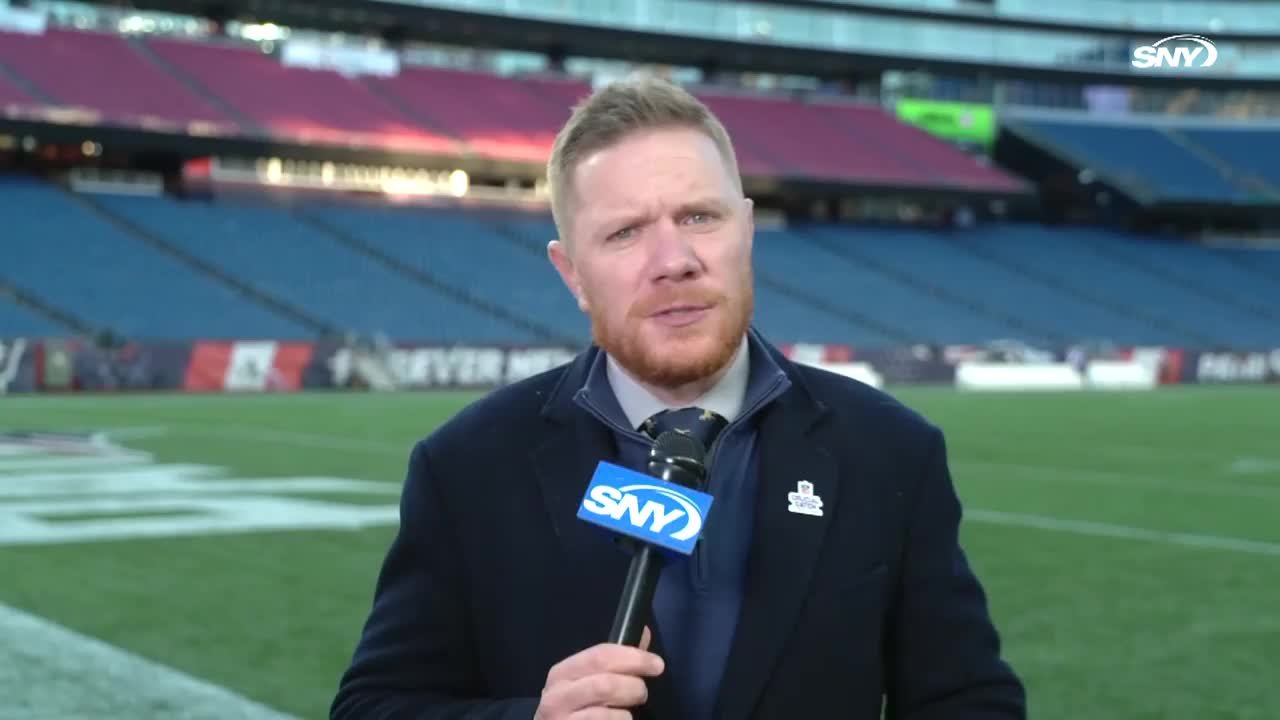 Connor Hughes durante cobertura esportiva.