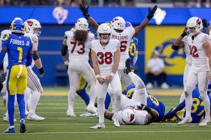 Jogadores dos Cardinals comemoram após um chute contra os Rams.