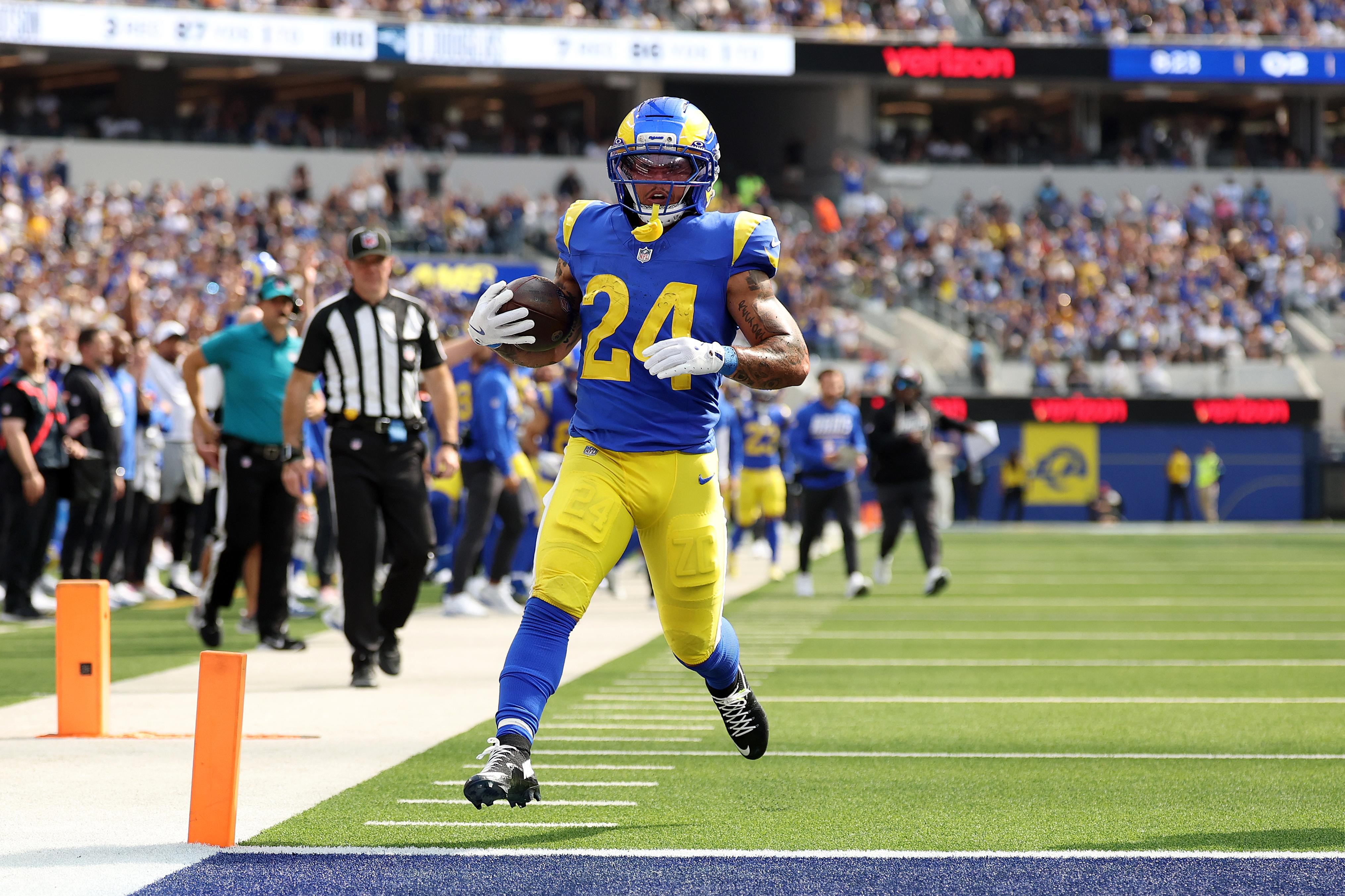 Blake Corum comemora um touchdown pelos Rams.