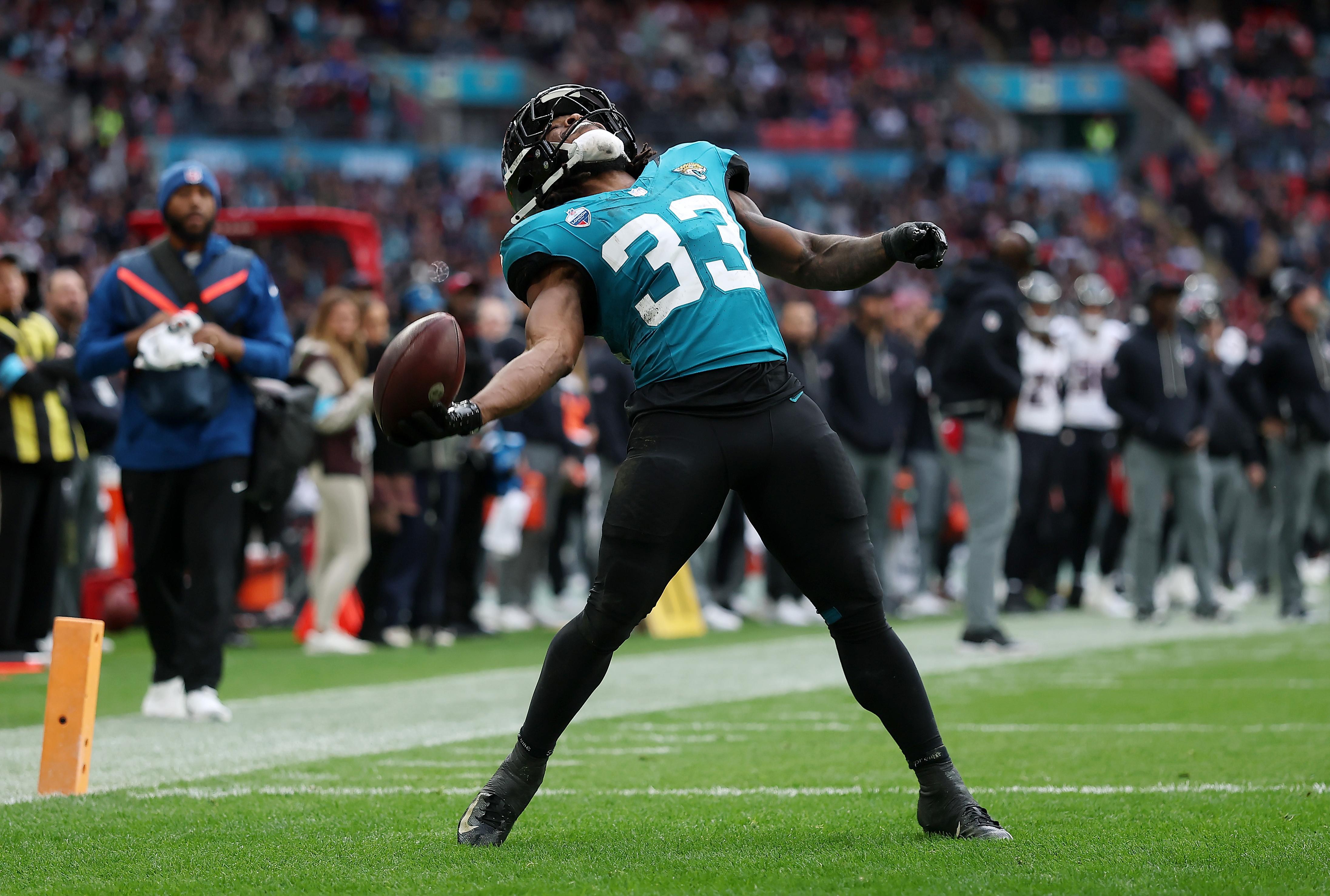 Bhayshul Tuten comemora um touchdown pelos Jaguars em Londres.