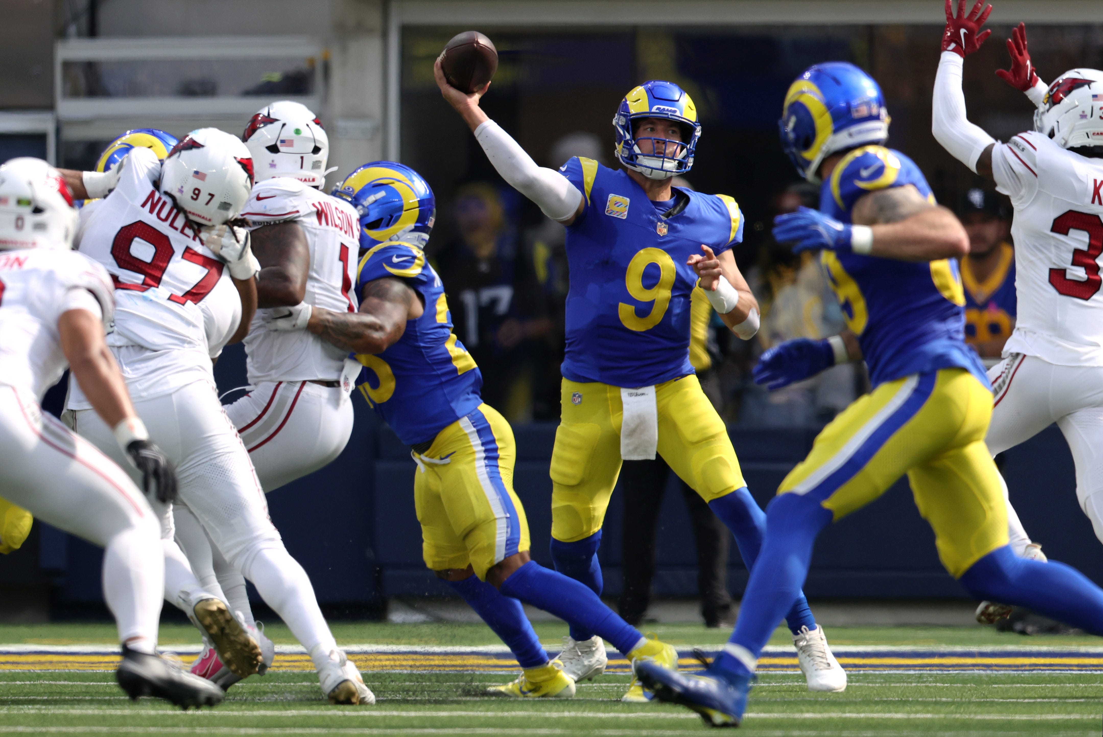 Jogadores dos Rams durante o confronto com os Cardinals.