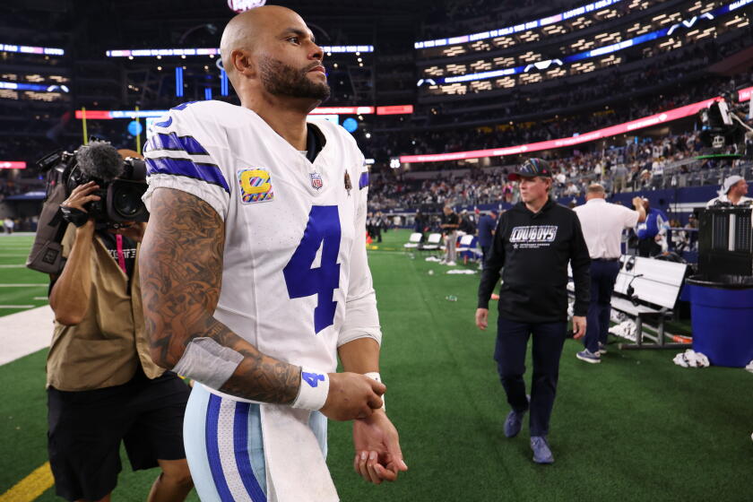 Dak Prescott deixa o campo após a derrota dos Cowboys para os Buccaneers em Arlington.
