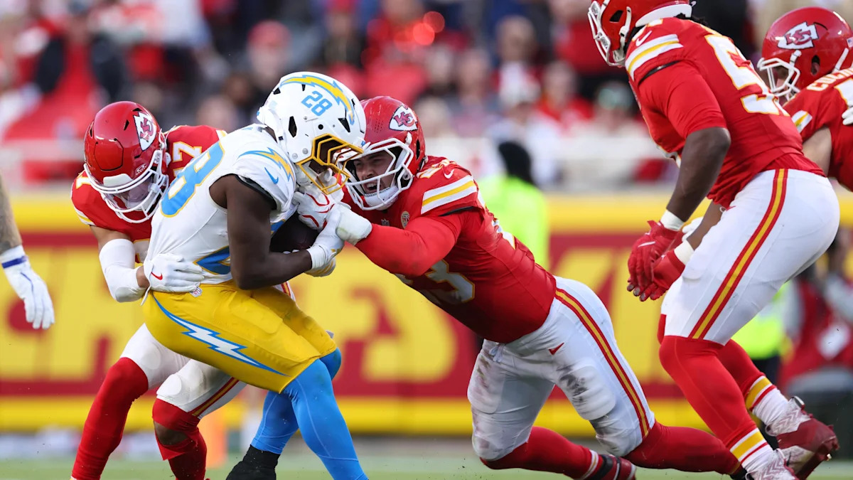 Defensores dos Chiefs pressionam um jogador dos Chargers.