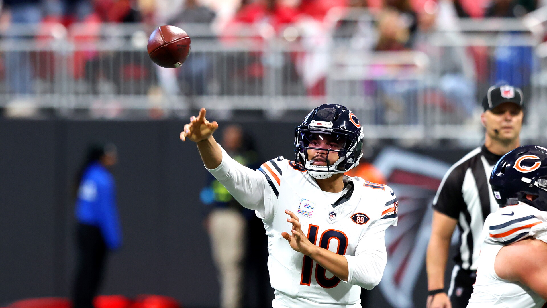 Caleb Williams com o uniforme dos Bears durante partida da NFL.