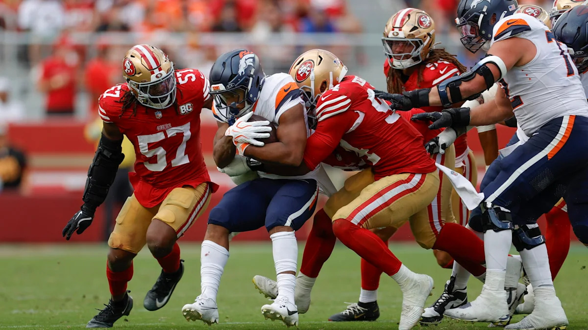 J.K. Dobbins carrega a bola pelos Broncos contra os 49ers.
