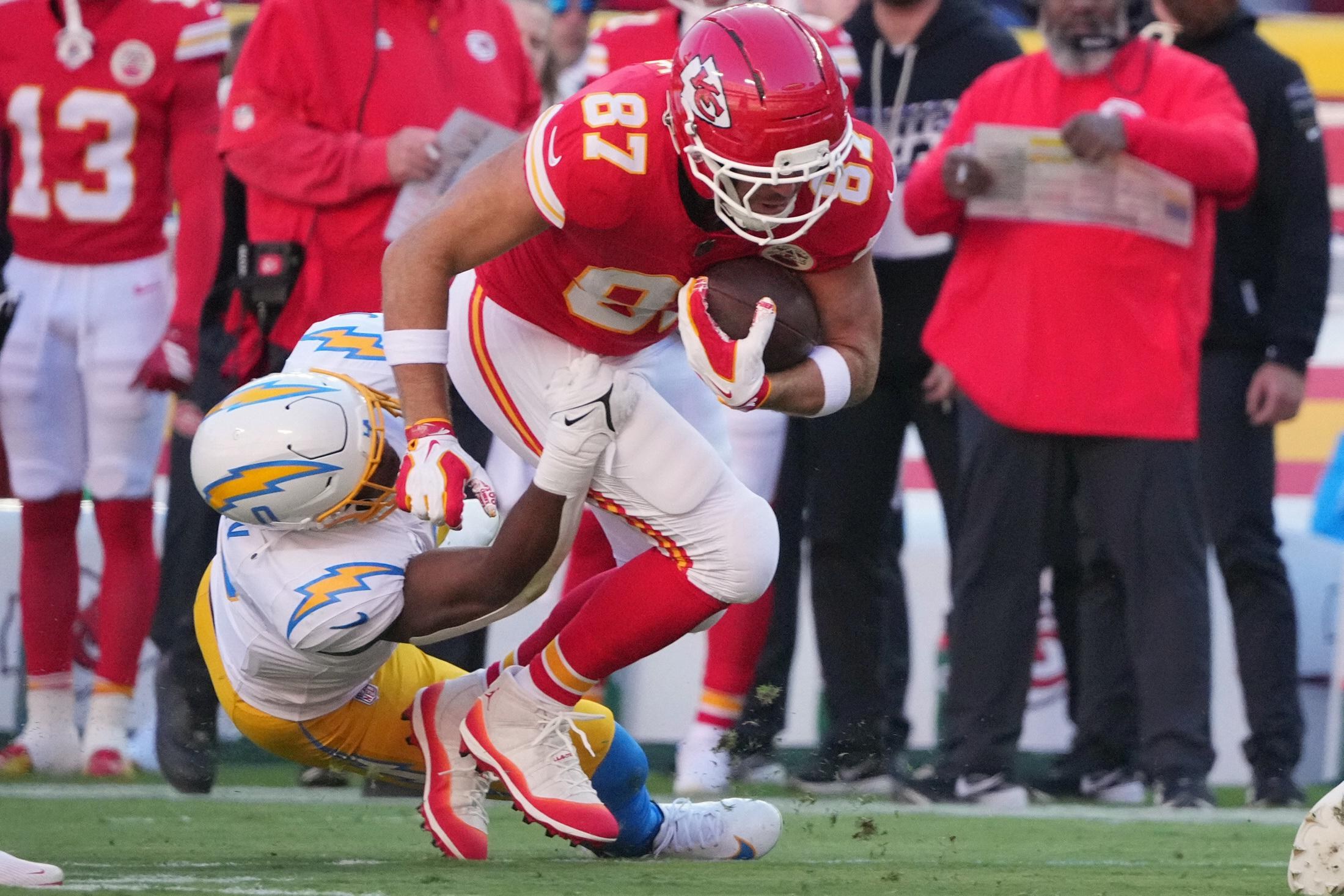 Travis Kelce, dos Chiefs, é marcado por Daiyan Henley, dos Chargers.