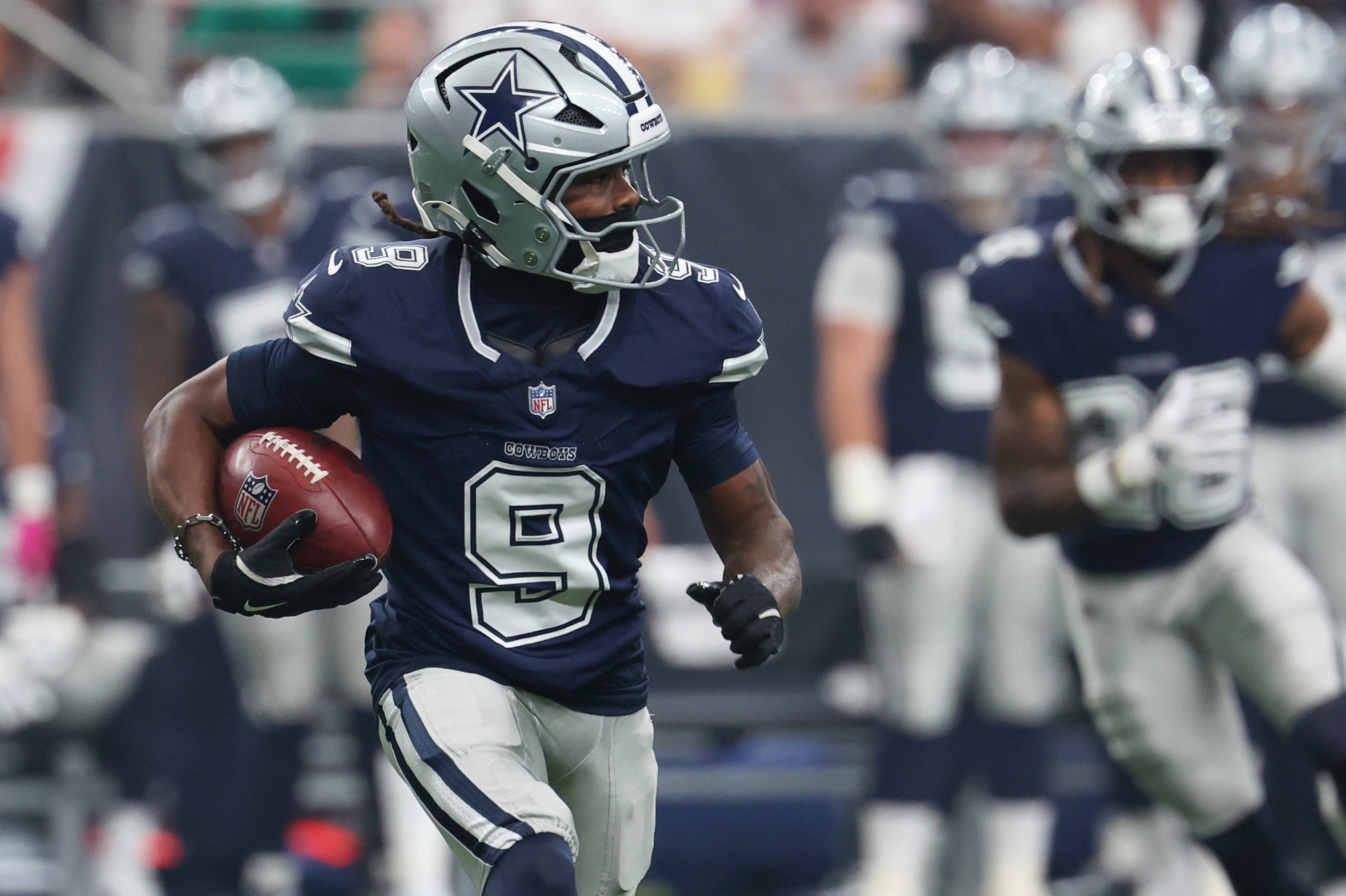KaVontae Turpin carrega a bola pelo Dallas Cowboys.