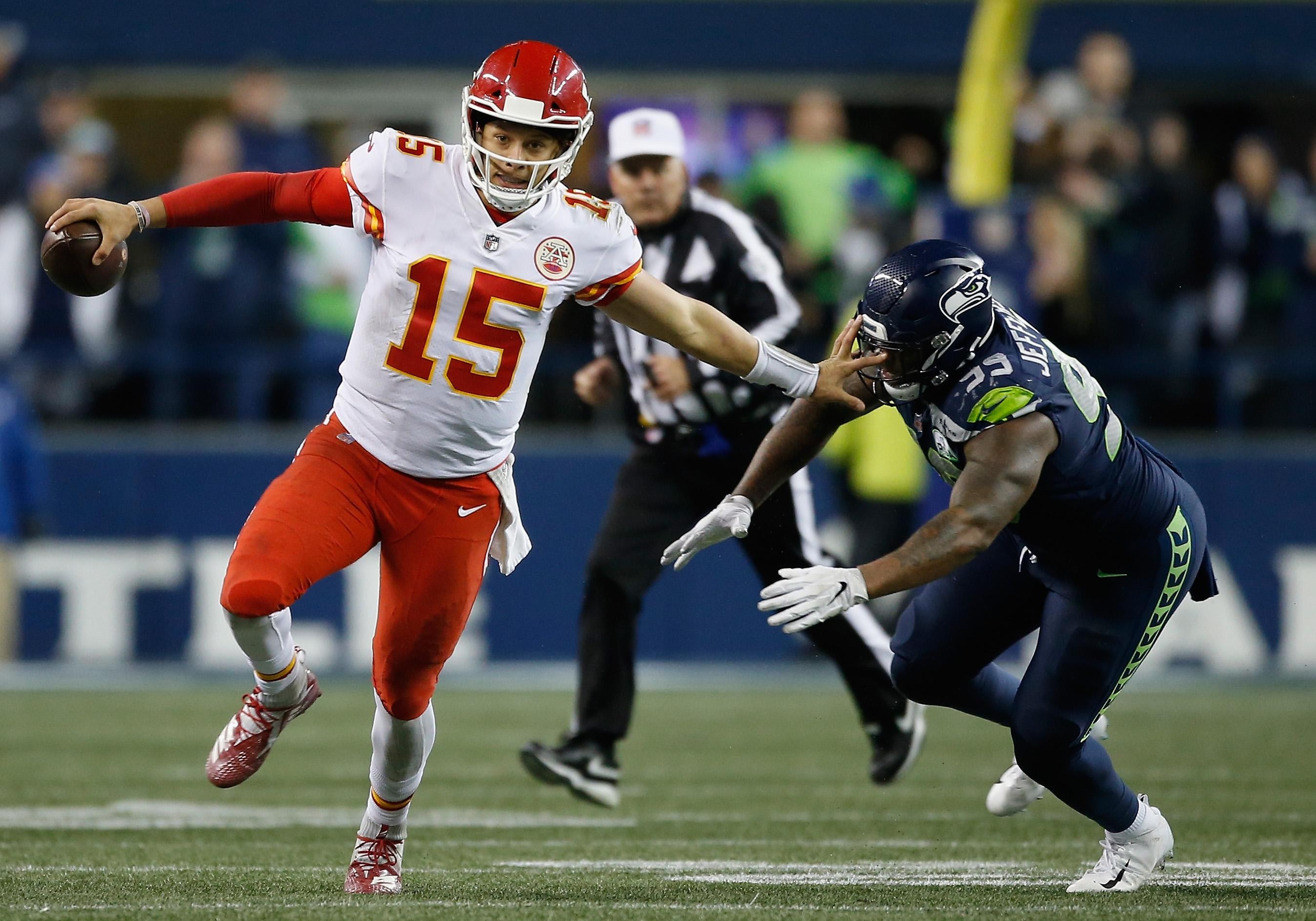 Patrick Mahomes tenta escapar de Quinton Jefferson em confronto de arquivo contra os Seahawks, em dezembro de 2018.