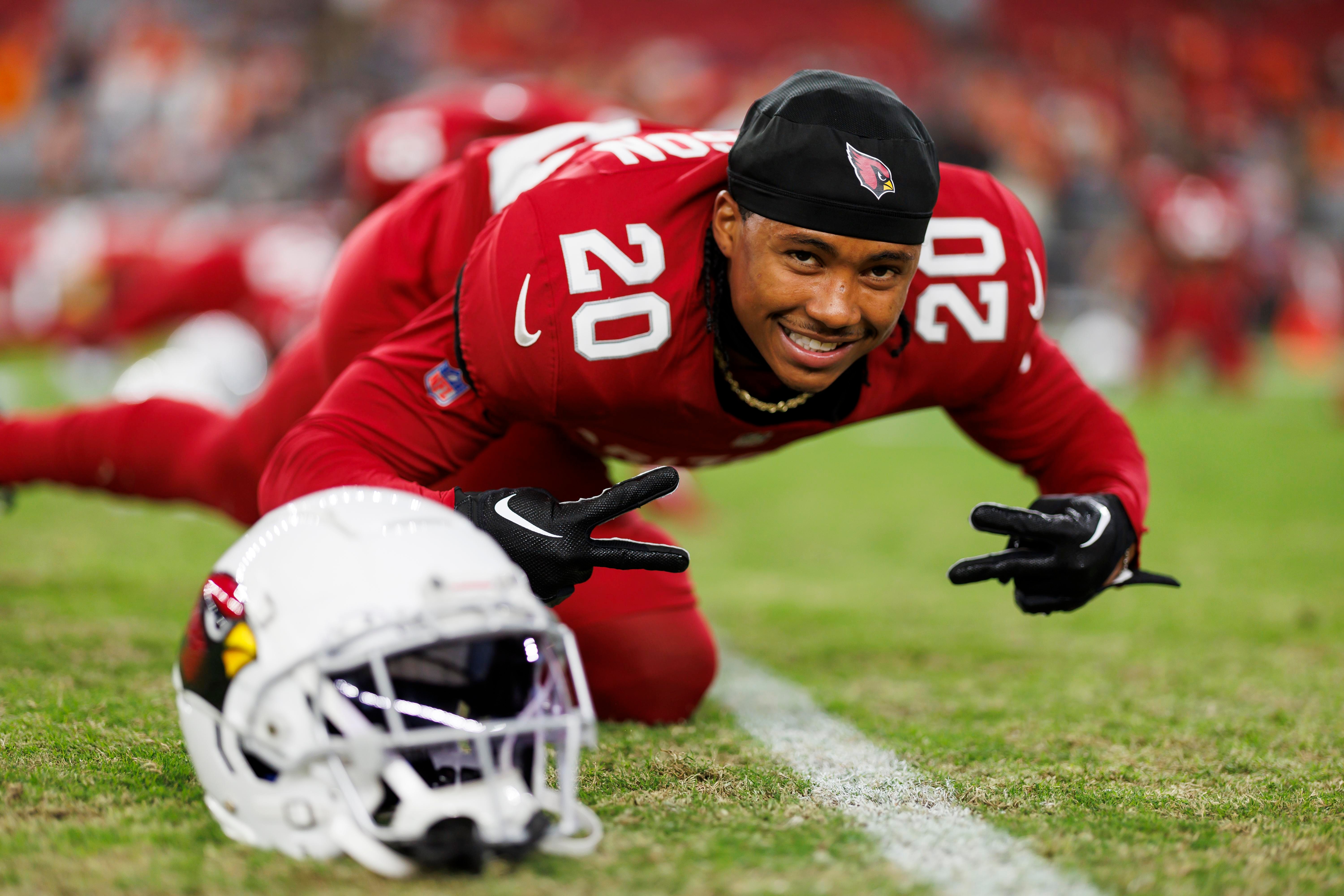 Marco Wilson se aquece pelos Cardinals antes do jogo de pré-temporada contra os Broncos, em Glendale, em 11 de agosto de 2023.