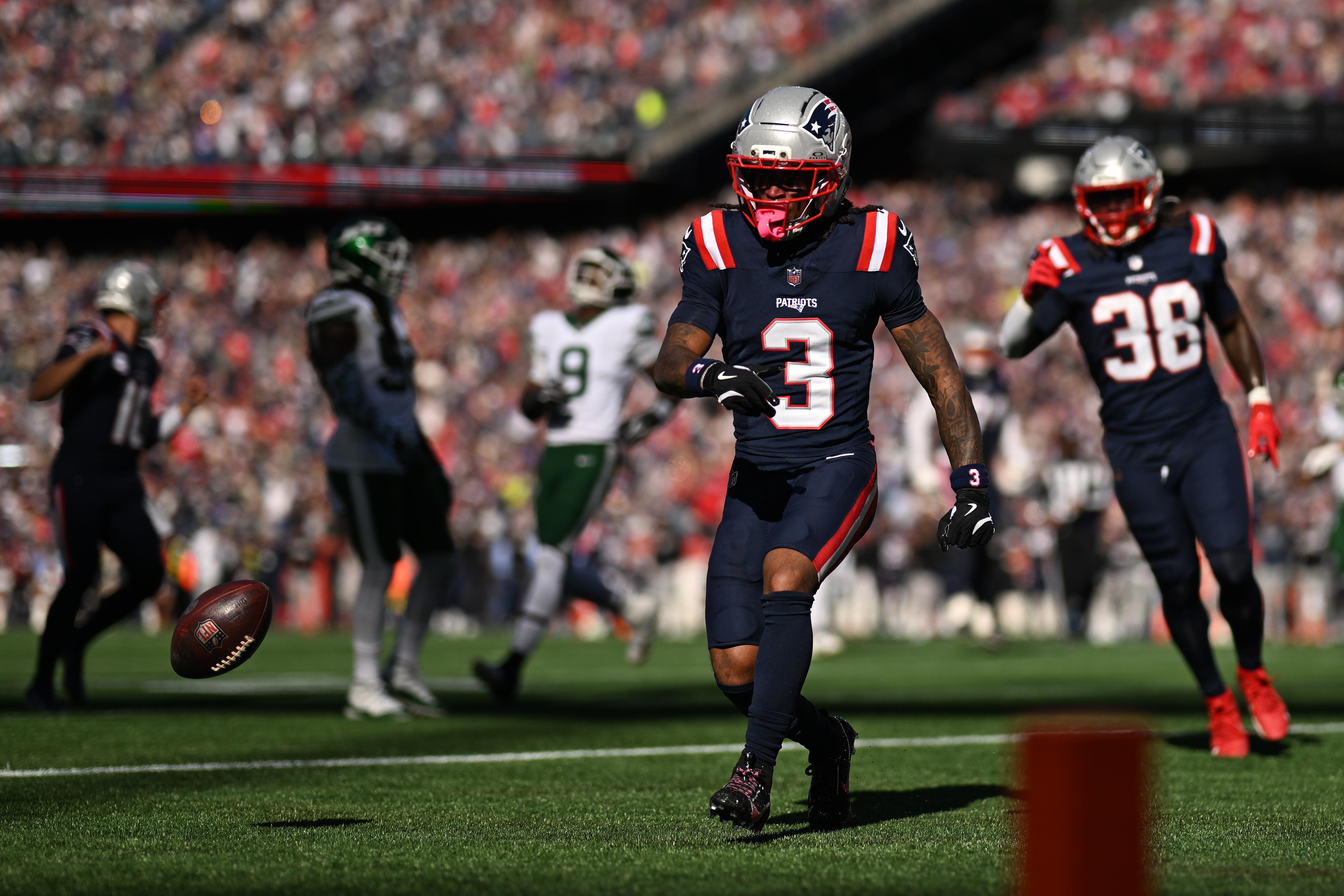 DeMario Douglas, dos Patriots, em ação contra os Jets.