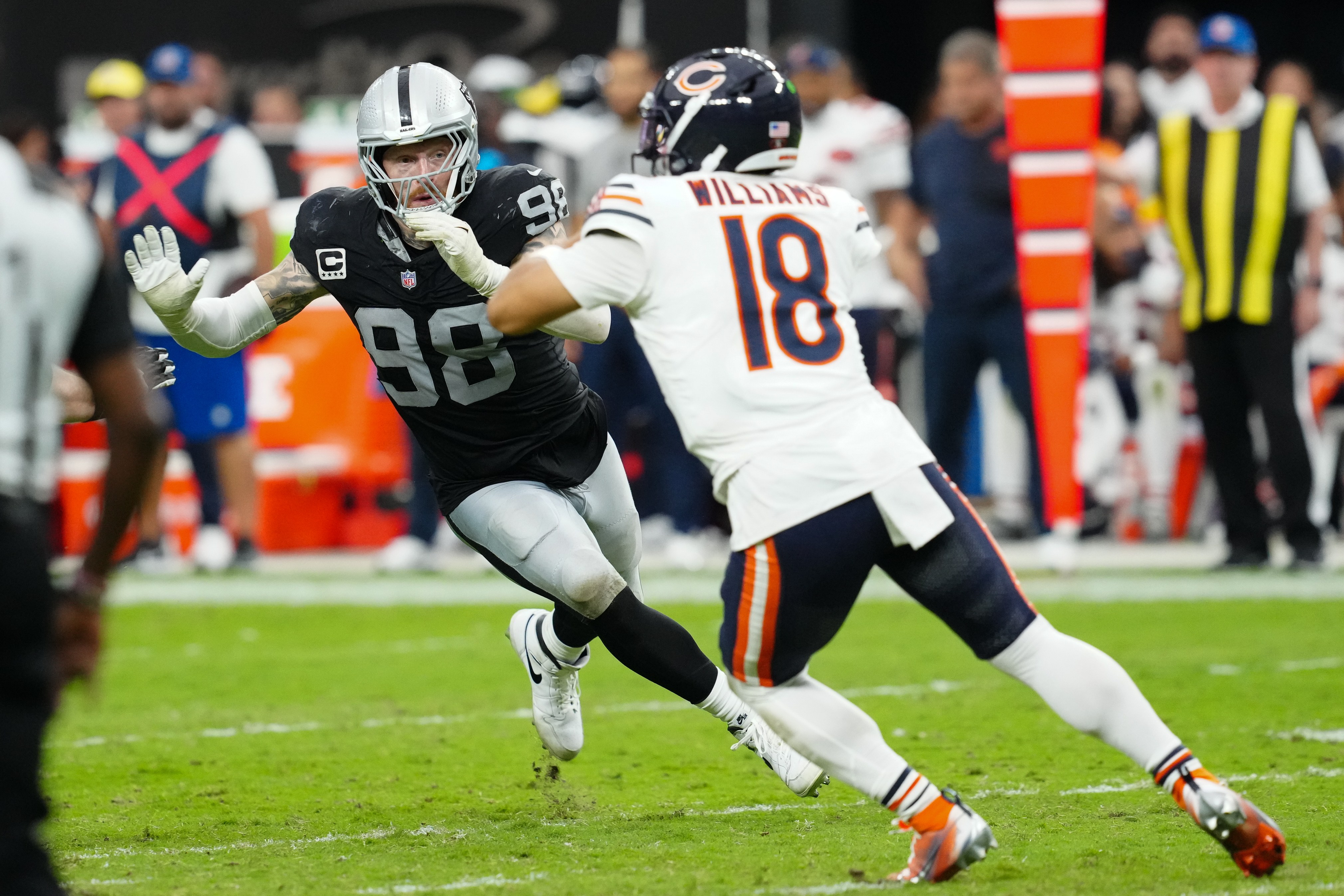 Maxx Crosby pressiona Caleb Williams em um confronto entre Raiders e Bears.