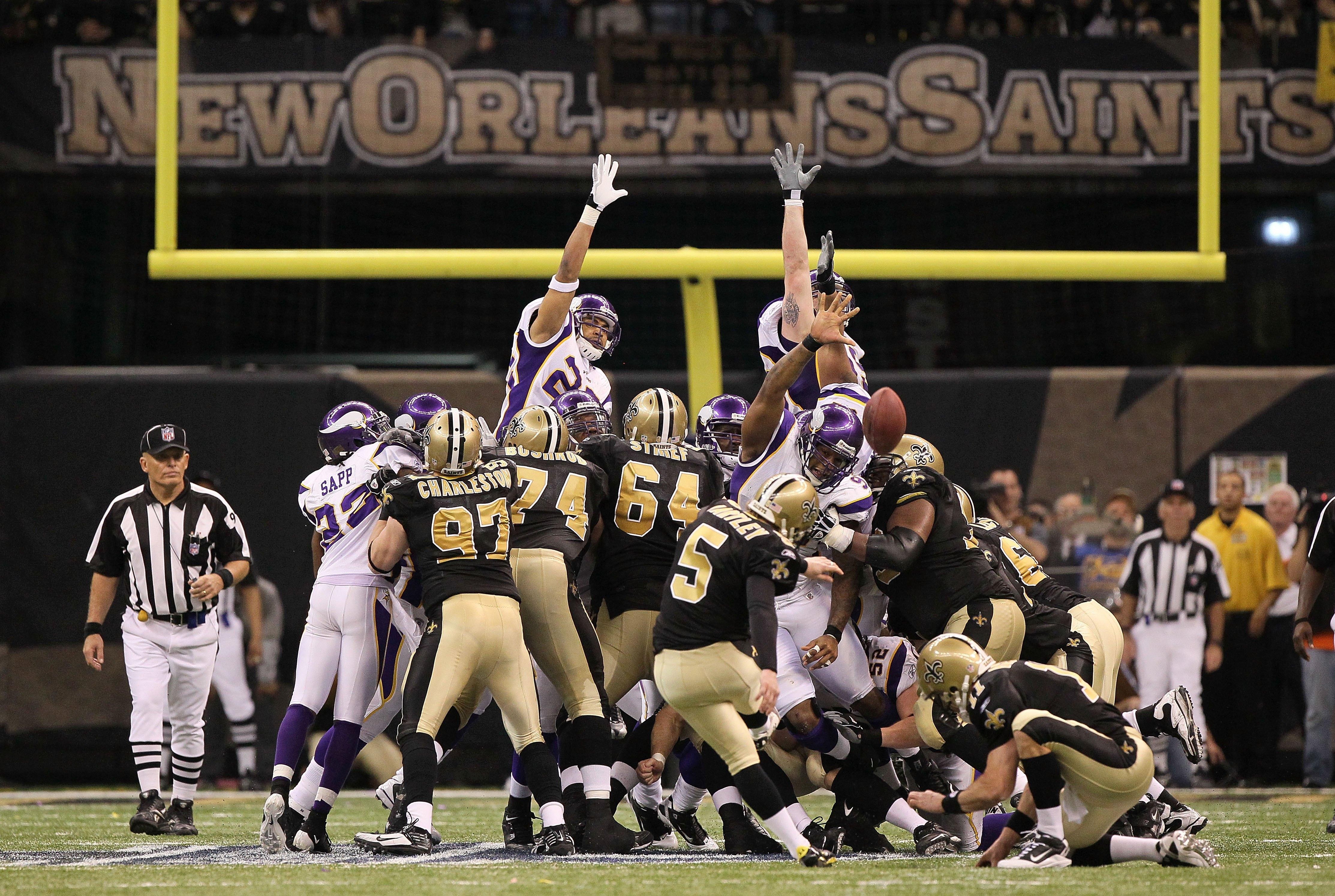 Garrett Hartley acerta o field goal de 40 jardas na prorrogação que deu aos Saints a vitória por 31 a 28 sobre os Vikings na final da NFC, em 24 de janeiro de 2010.
