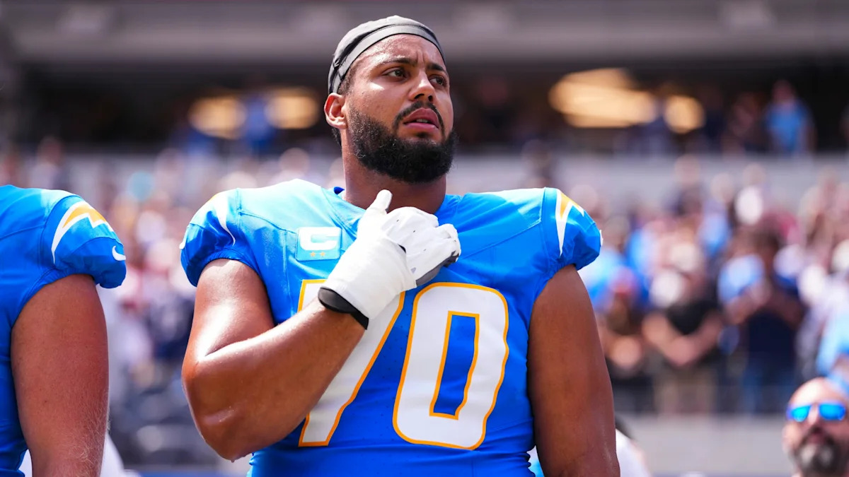 Rashawn Slater, offensive tackle dos Chargers, antes de uma partida.