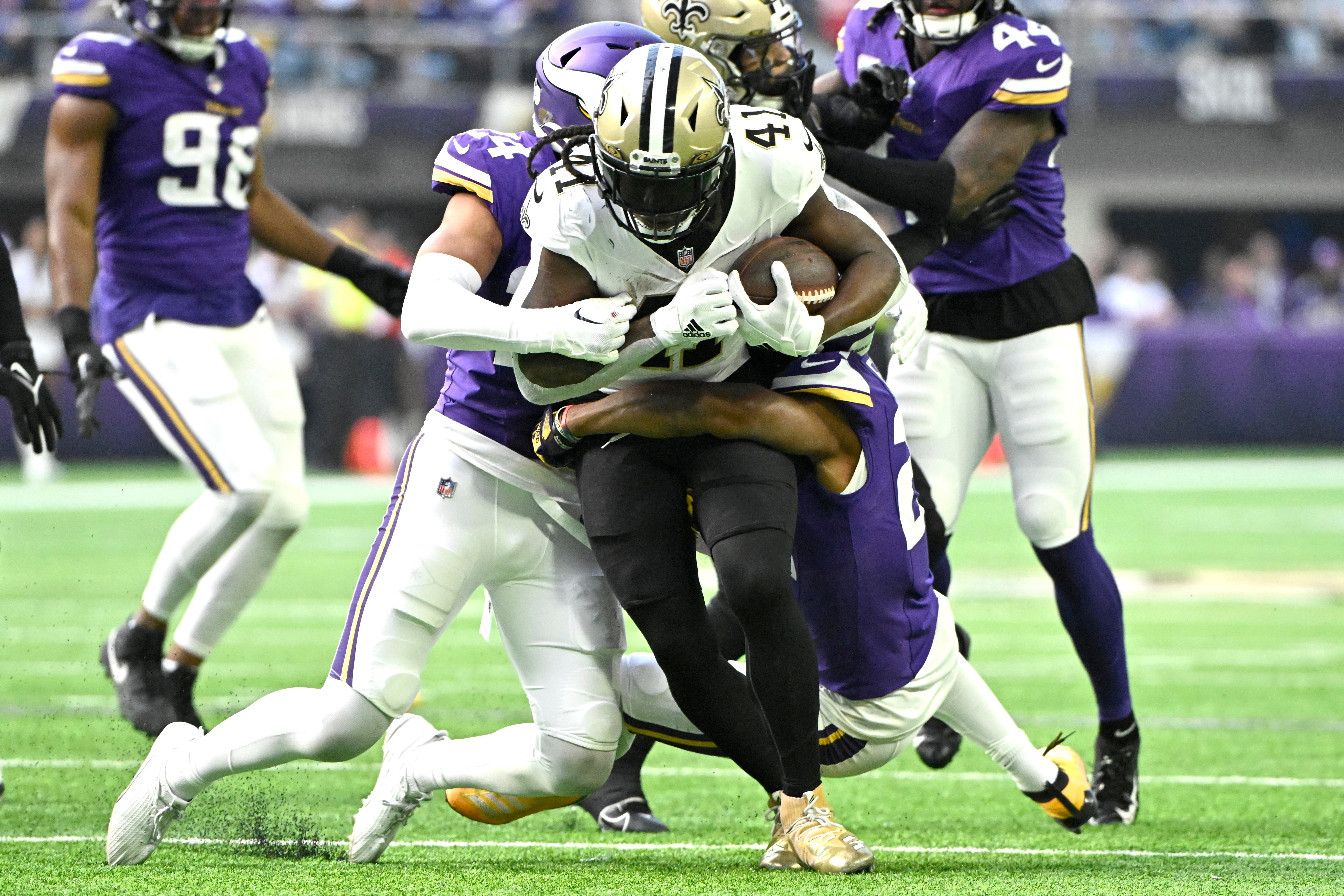 Alvin Kamara corre contra os Vikings em Minneapolis, em 12 de novembro de 2023.