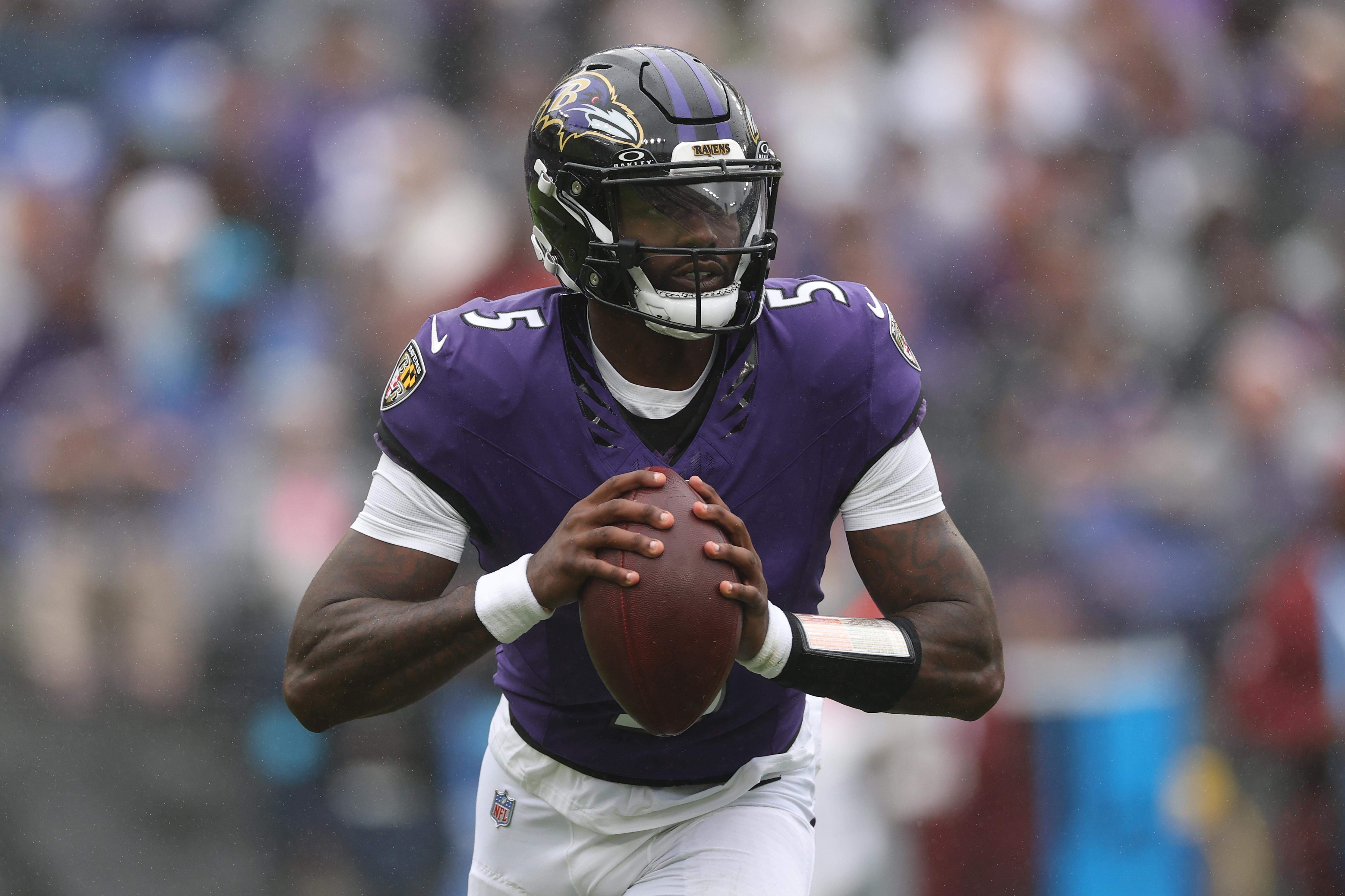 Tyler Huntley procura um alvo no jogo dos Ravens contra os Titans, em Baltimore, em 4 de outubro de 2026.
