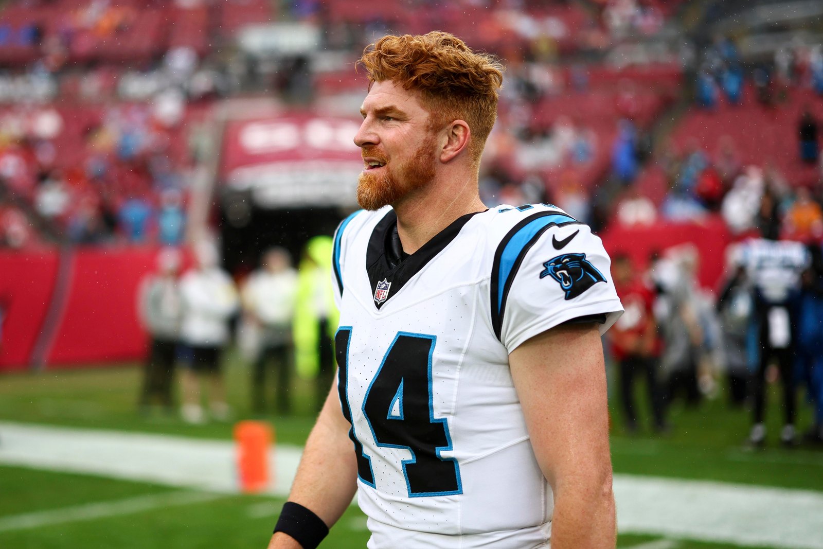 Andy Dalton, então quarterback dos Panthers, aquece antes de jogo contra os Buccaneers em Tampa, em 3 de janeiro de 2026.