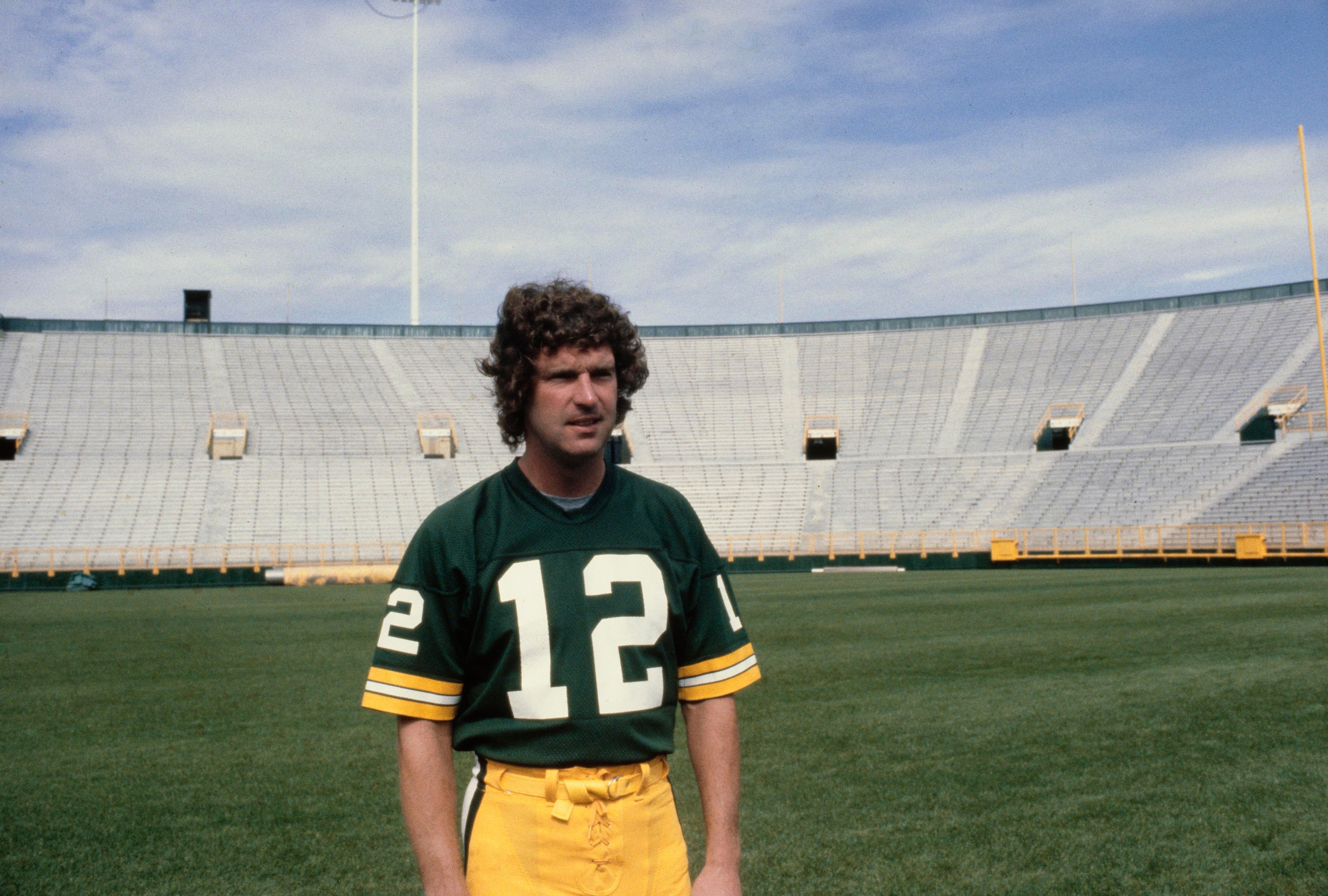 Lynn Dickey posa no Lambeau Field, em Green Bay, em 11 de agosto de 1981.