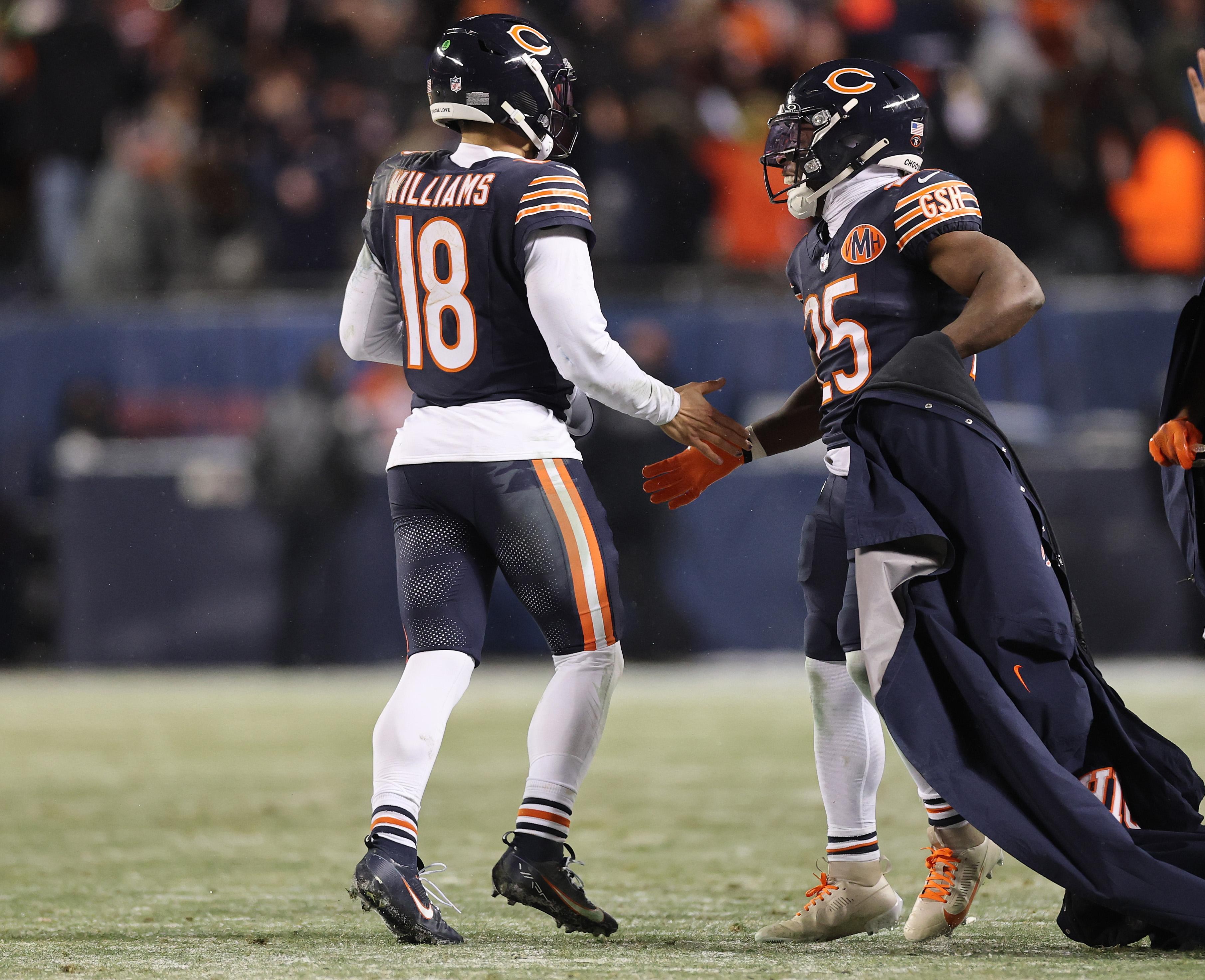 Caleb Williams cumprimenta Kyle Monangai depois de um touchdown contra os Rams nos playoffs, em Chicago, em 18 de janeiro de 2026.