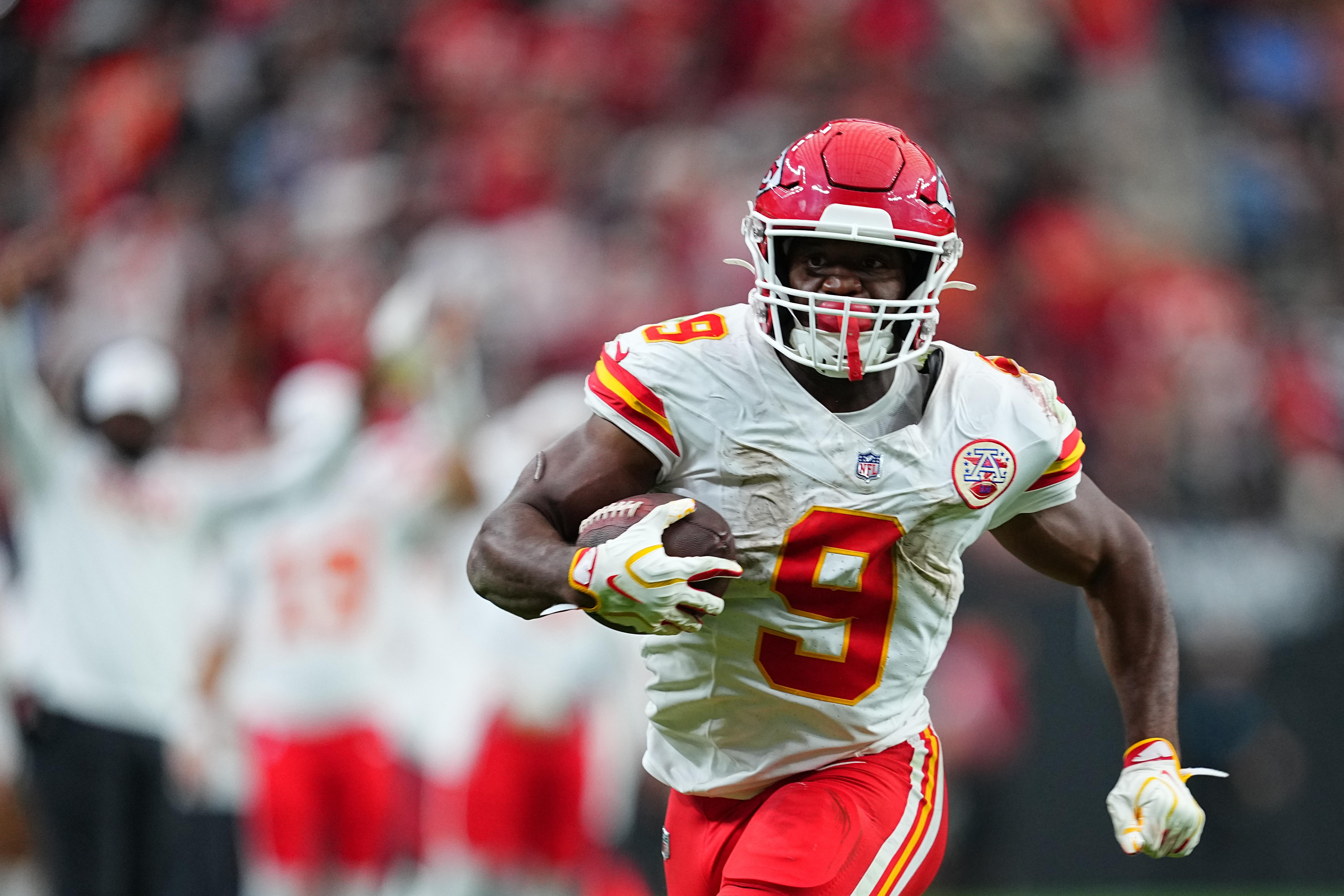 Kenneth Walker carrega a bola pelos Chiefs.