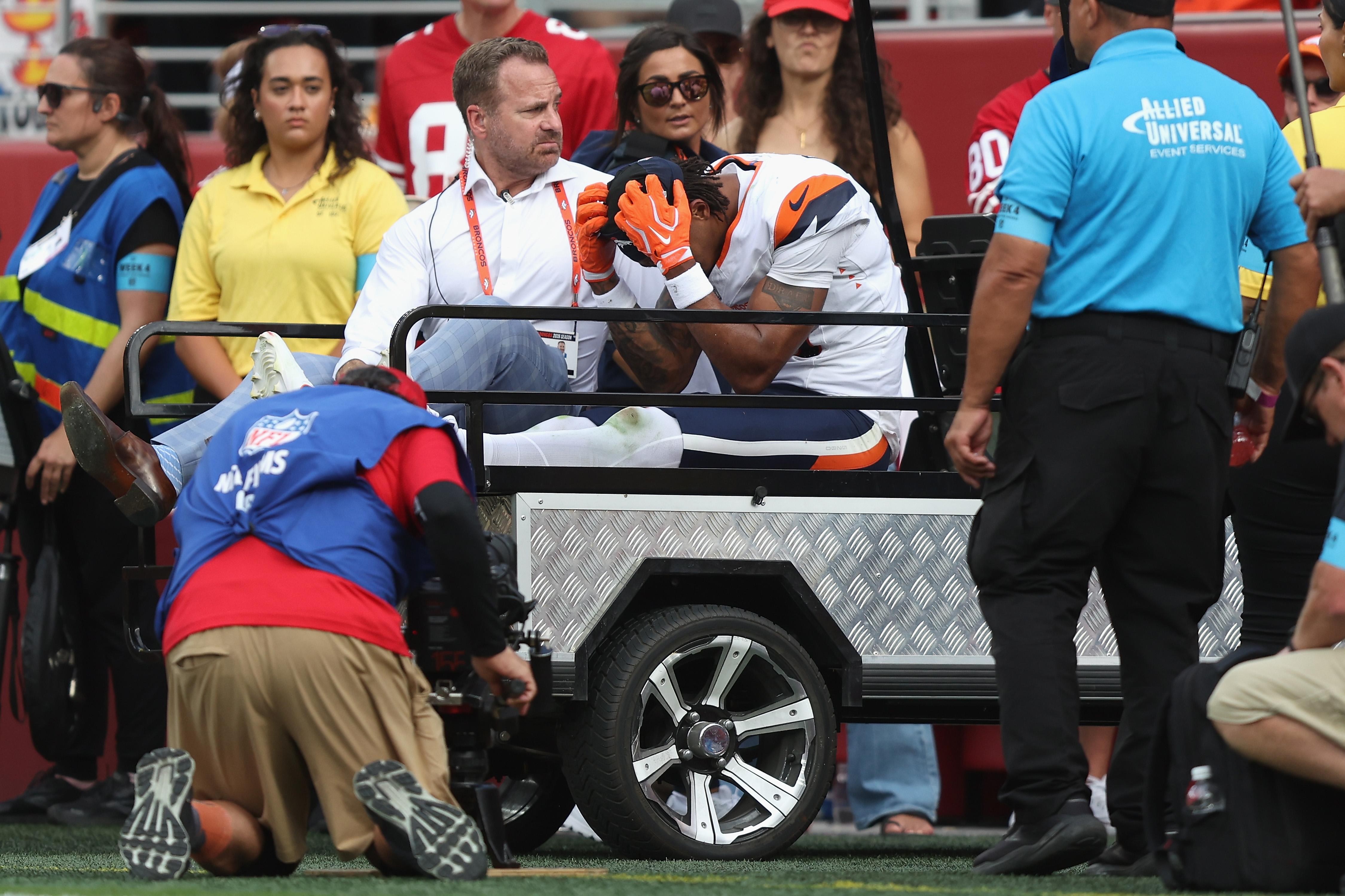 Pat Bryant é retirado do campo após se machucar contra os 49ers, no Levi’s Stadium, em 4 de outubro de 2026.