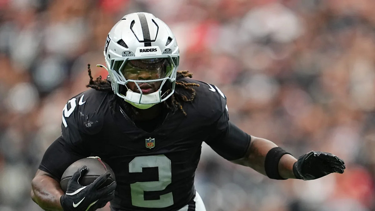 Ashton Jeanty carrega a bola pelos Raiders.