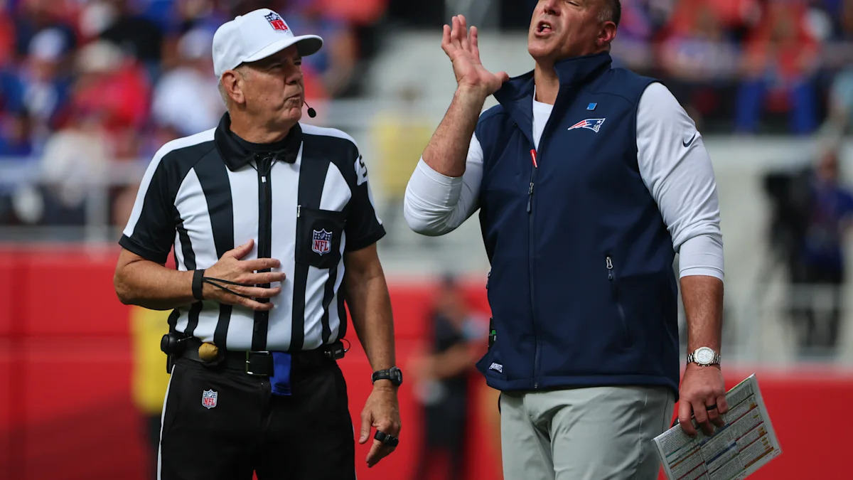 Mike Vrabel conversa com o árbitro Bill Vinovich na Semana 4.