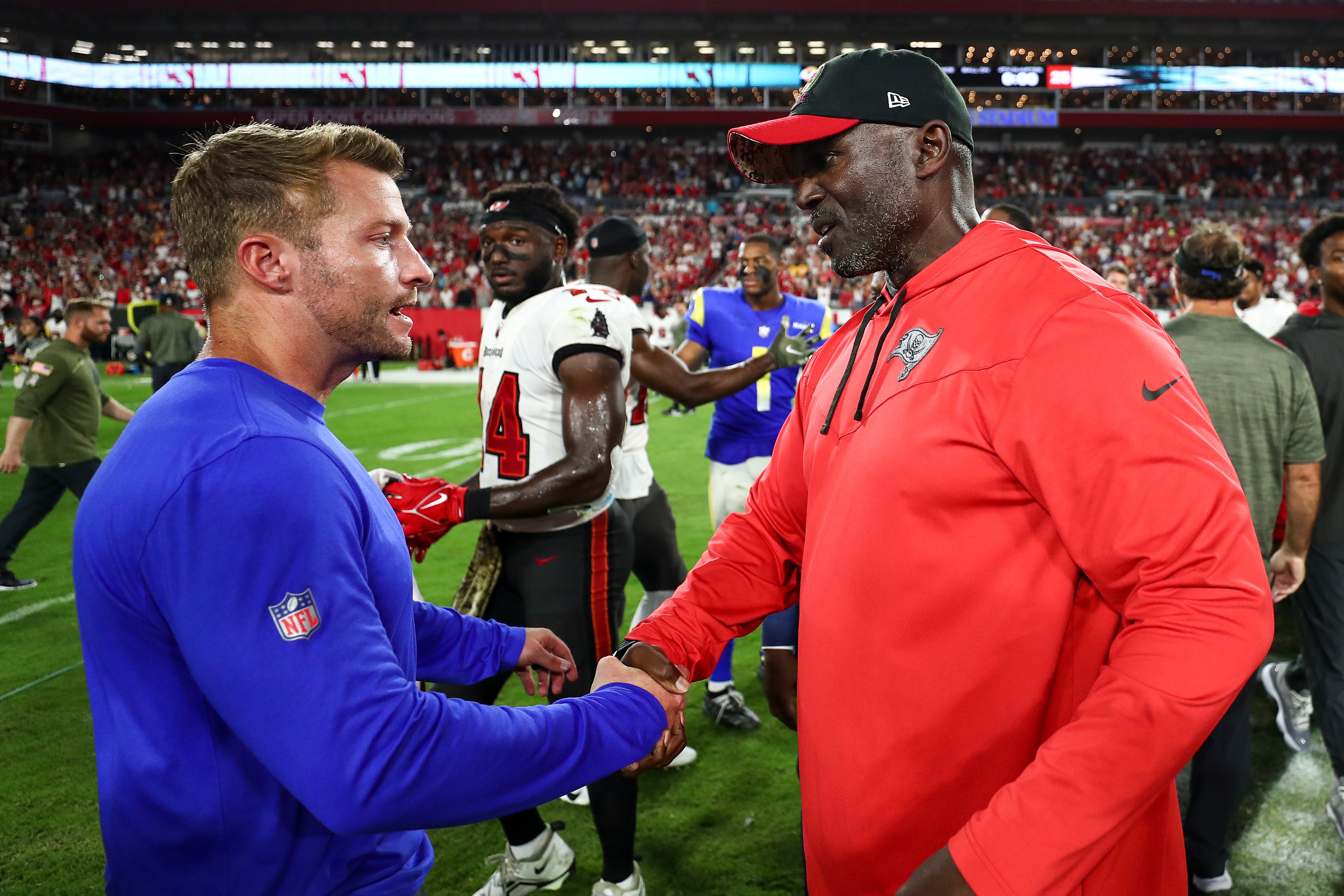 Sean McVay e Todd Bowles se cumprimentam após uma partida entre Rams e Buccaneers.