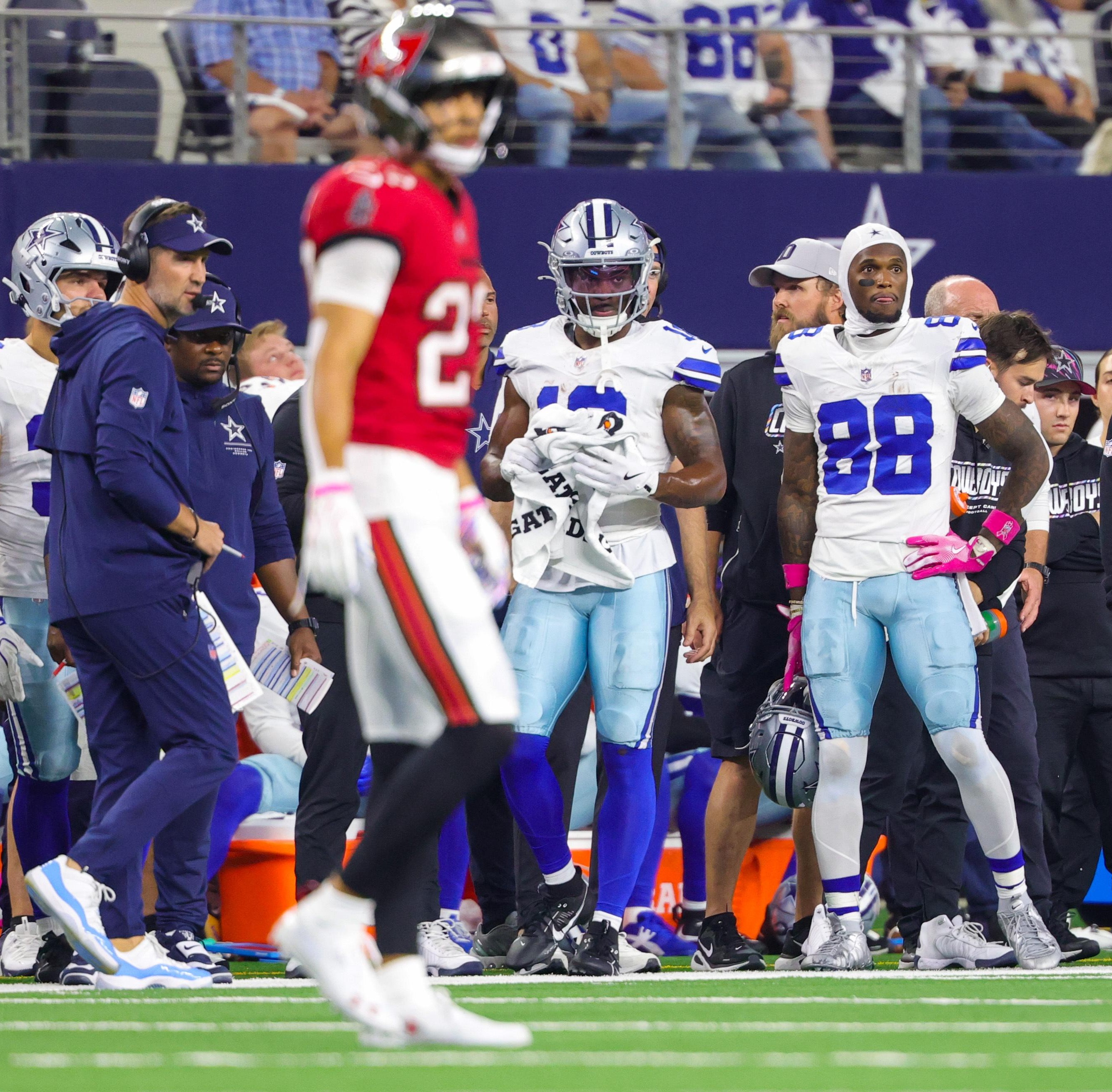 CeeDee Lamb e jogadores dos Cowboys durante a partida contra os Buccaneers.