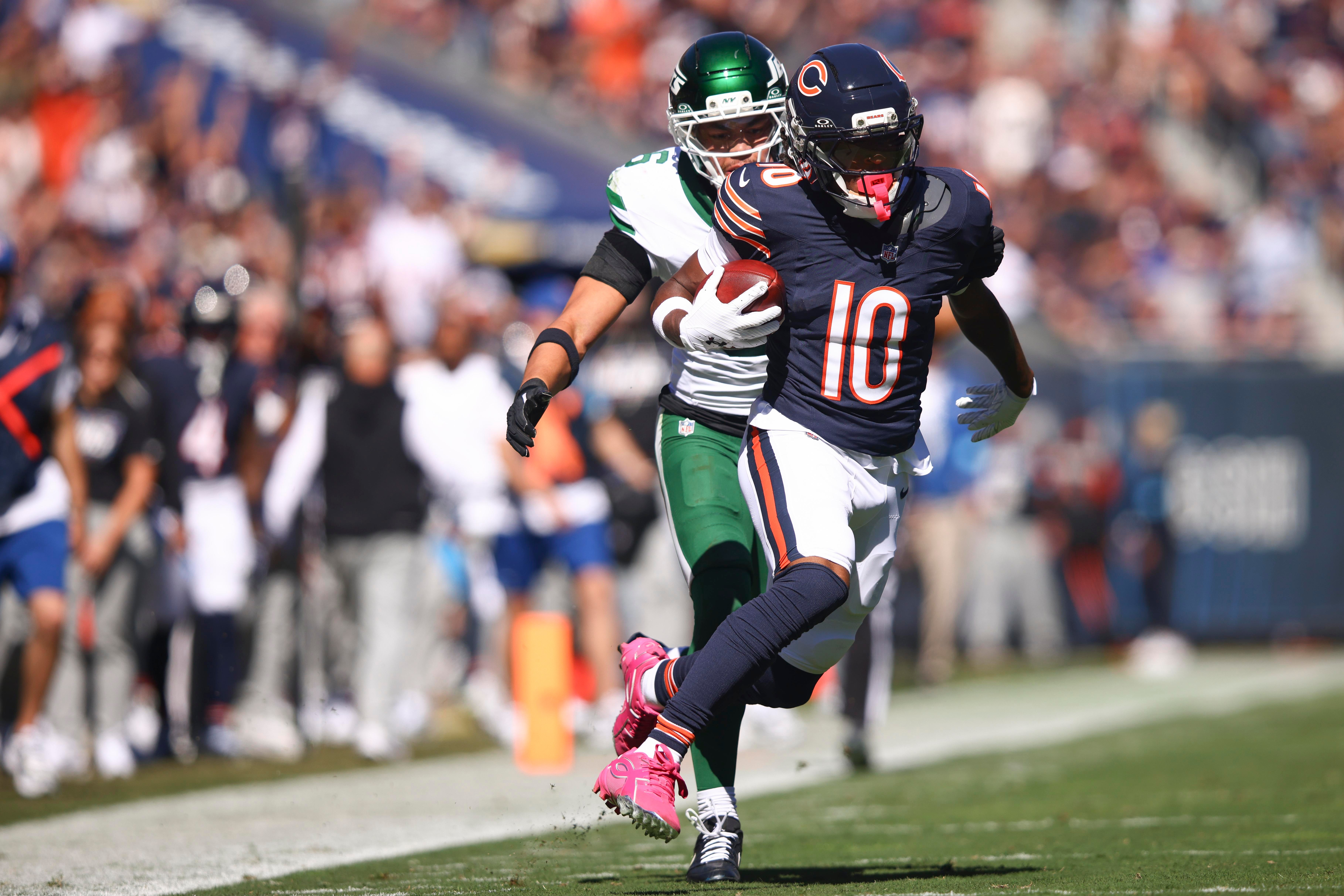 Luther Burden III corre pelos Bears contra os Jets, no Soldier Field, em 4 de outubro de 2026.