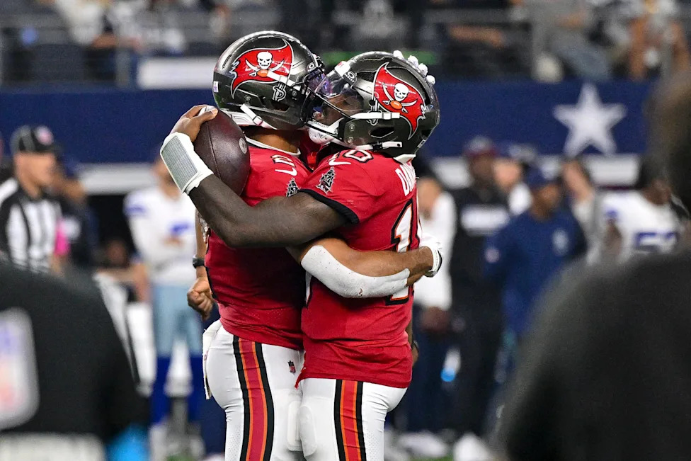 Jogadores dos Tampa Bay Buccaneers comemoram no confronto com os Dallas Cowboys.