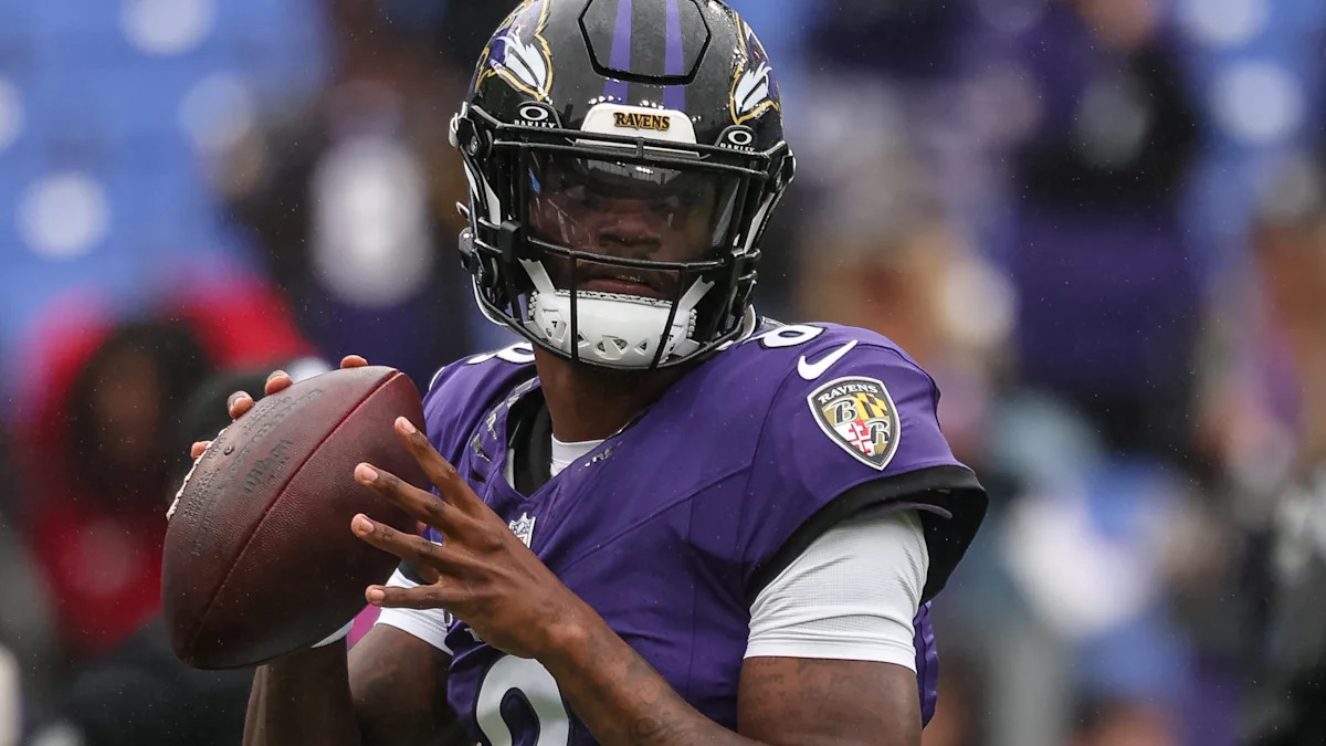 Lamar Jackson, quarterback dos Baltimore Ravens, com a bola.
