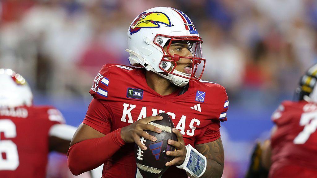 Isaiah Marshall, quarterback do Kansas Jayhawks, prepara um passe